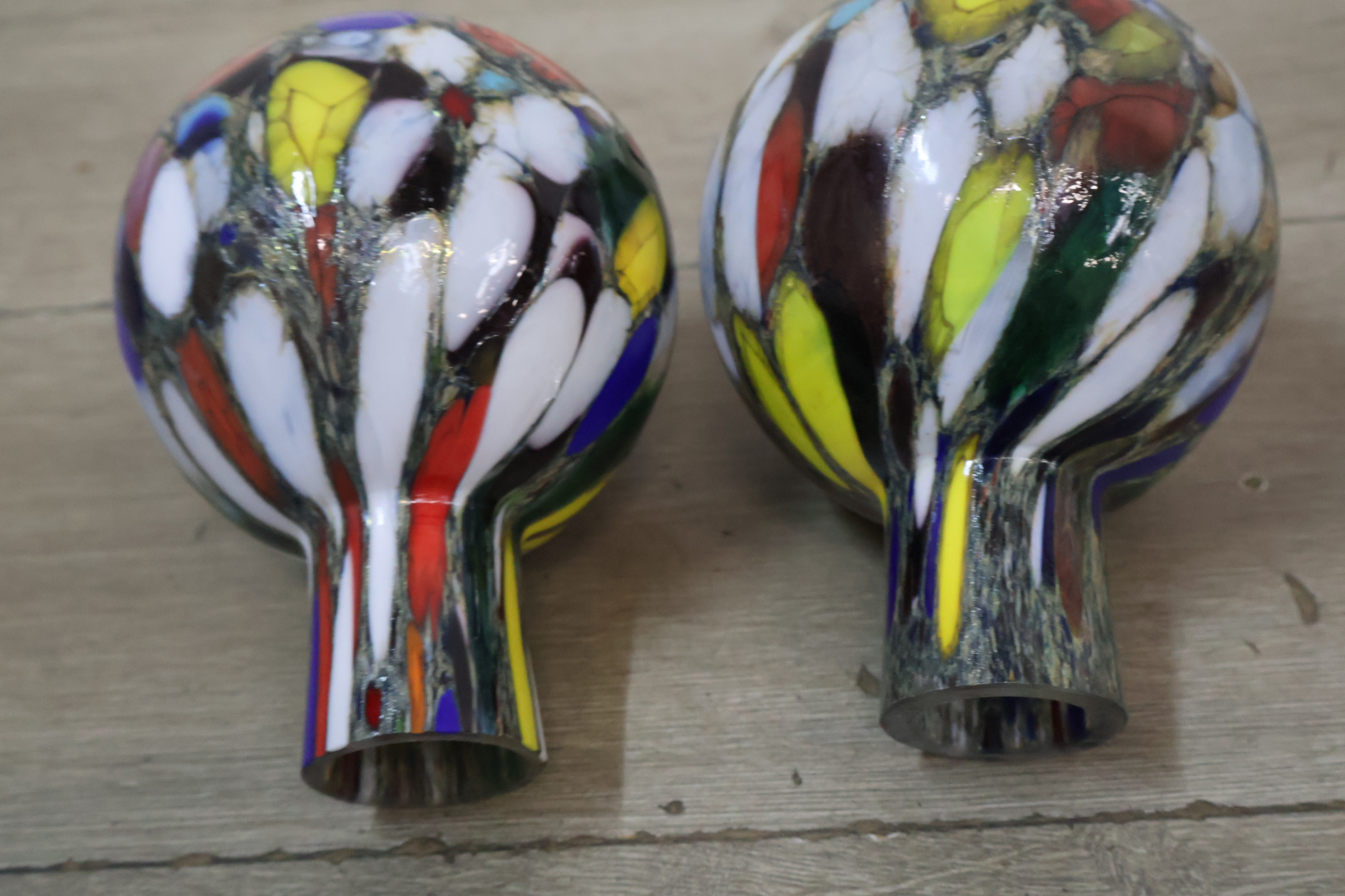 Set van 2 kleurrijke glazen bolobjecten – foto 8 – kavel bij GSD Auctions, Zoeterwoude
