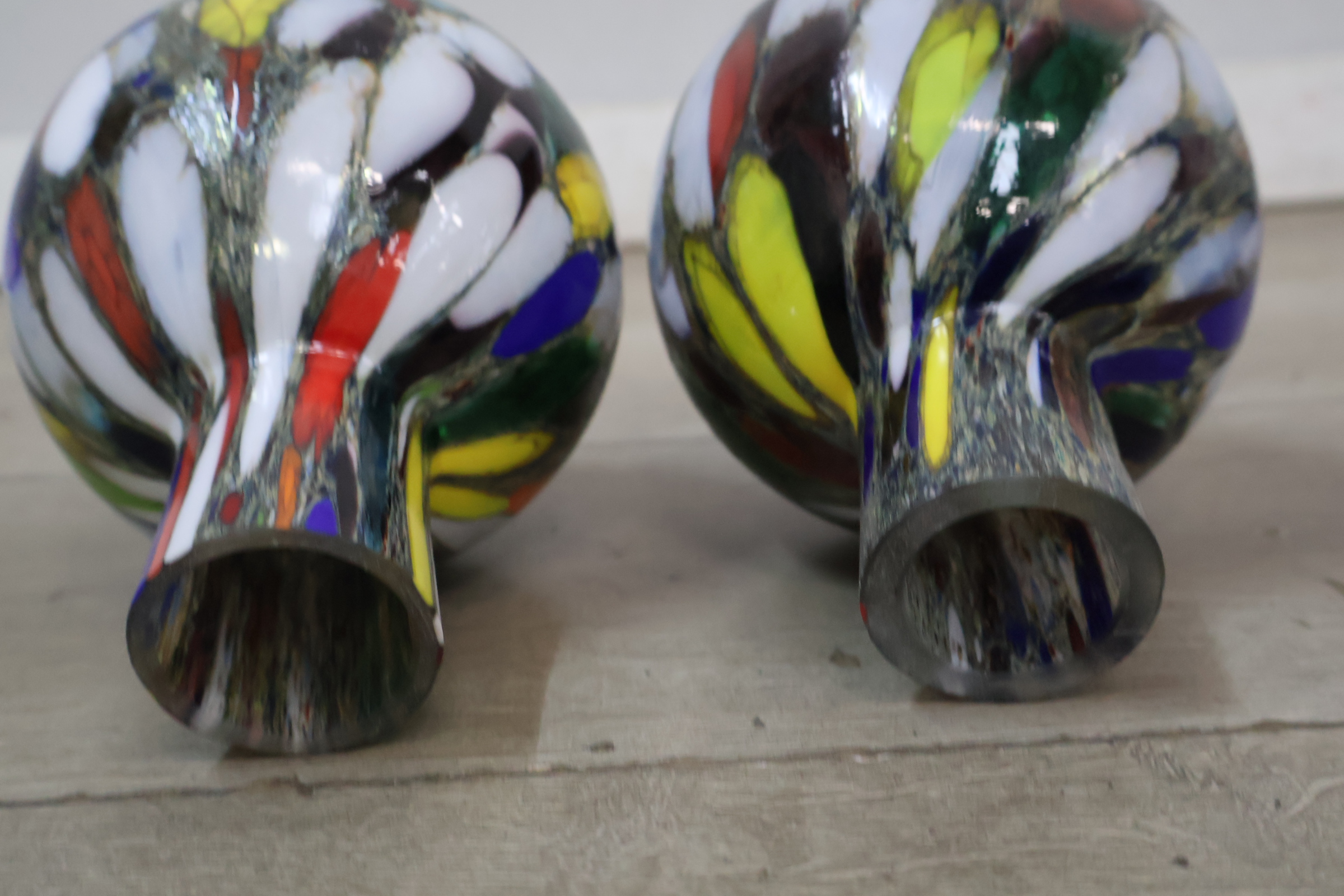 Set van 2 kleurrijke glazen bolobjecten – foto 9 – kavel bij GSD Auctions, Zoeterwoude