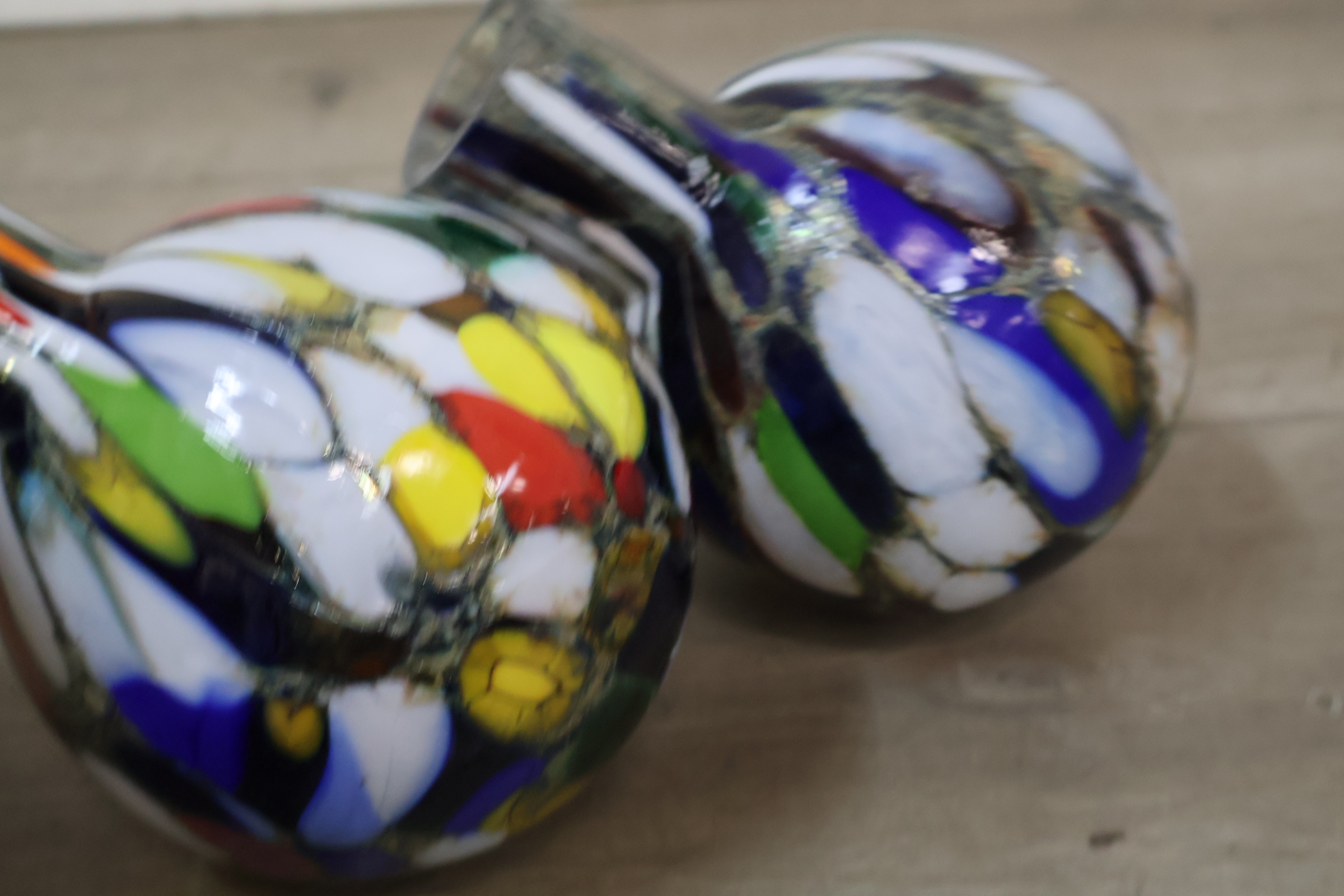 Set van 2 kleurrijke glazen bolobjecten – foto 10 – kavel bij GSD Auctions, Zoeterwoude