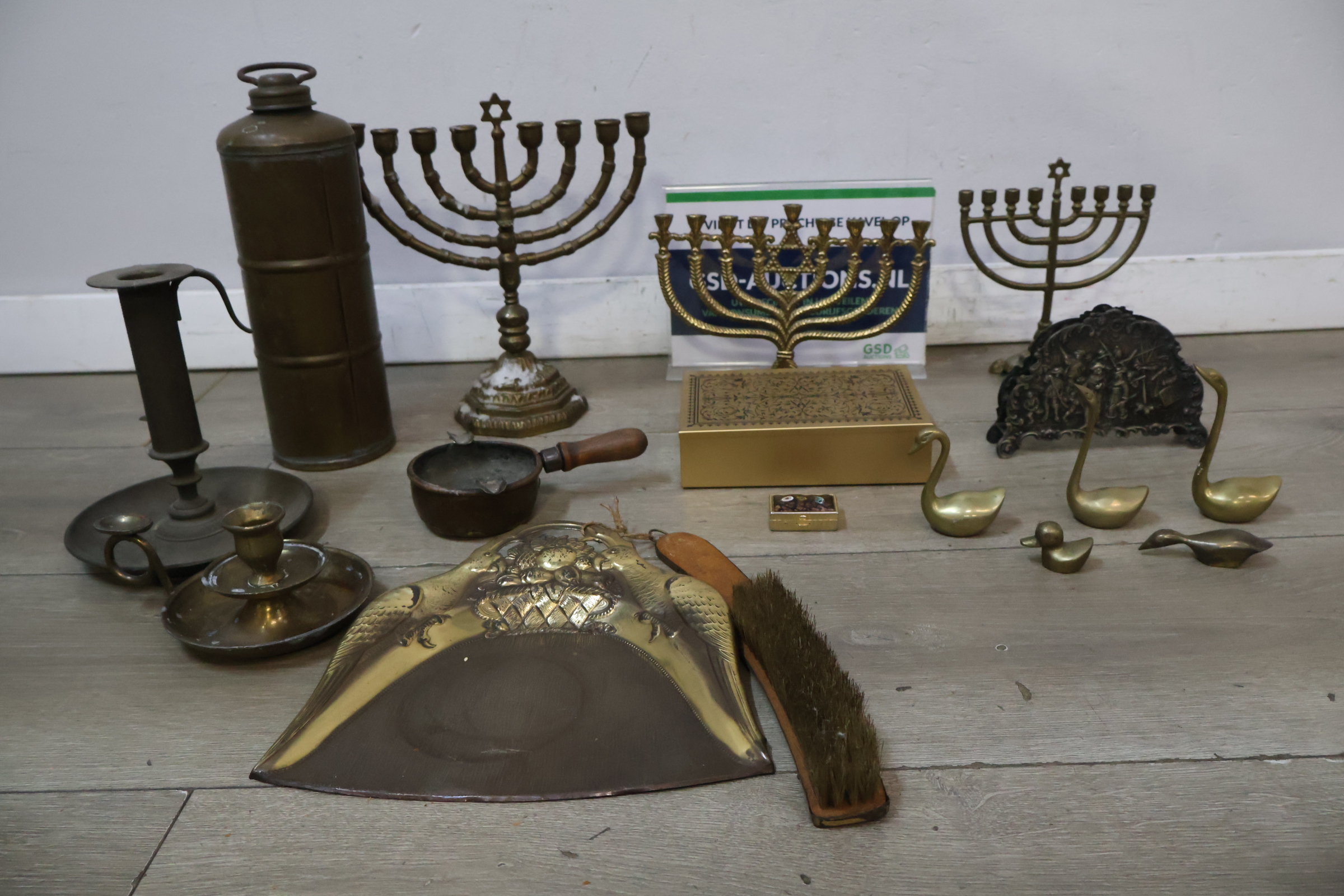Set koperen en messing decoratieve objecten en kandelaars – foto 2 – kavel bij GSD Auctions, Zoeterwoude