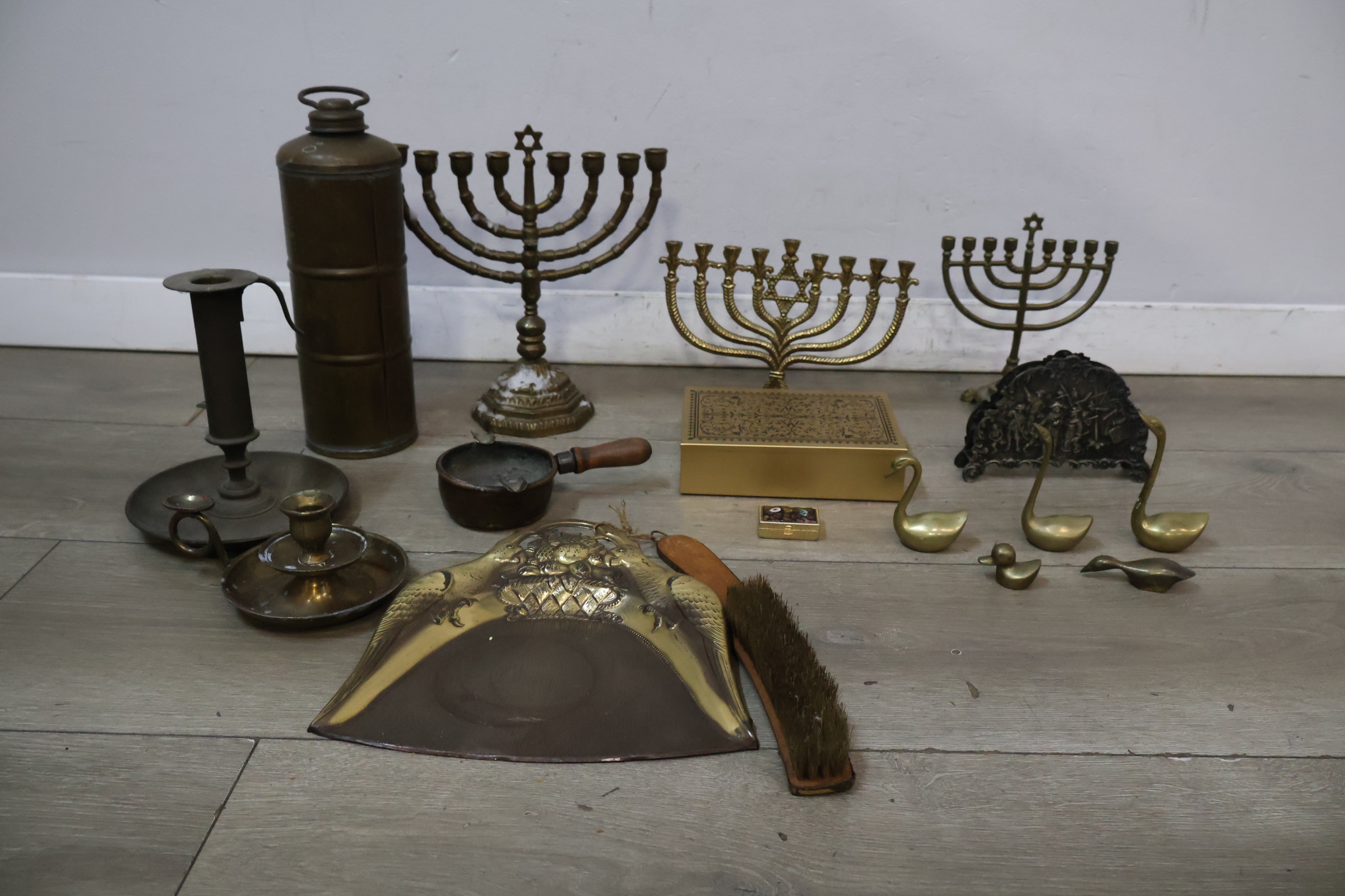 Set koperen en messing decoratieve objecten en kandelaars – foto 3 – kavel bij GSD Auctions, Zoeterwoude