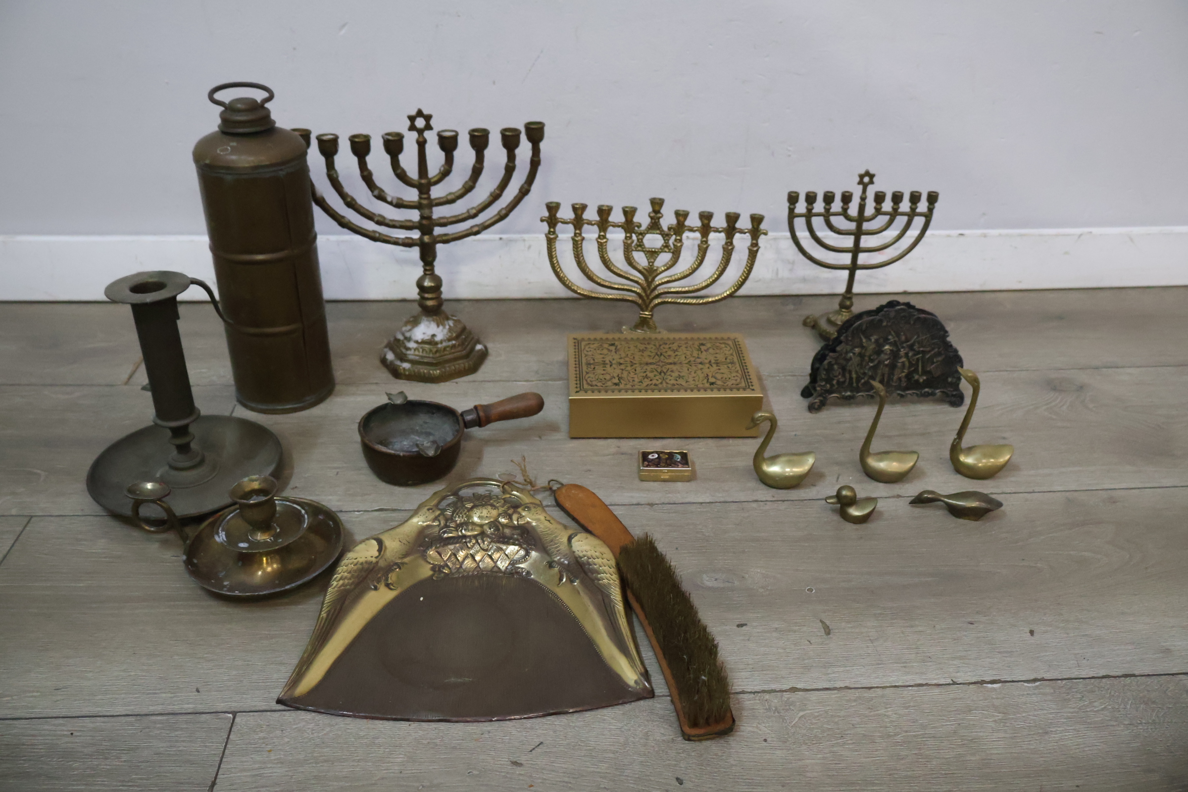 Set koperen en messing decoratieve objecten en kandelaars – foto 4 – kavel bij GSD Auctions, Zoeterwoude