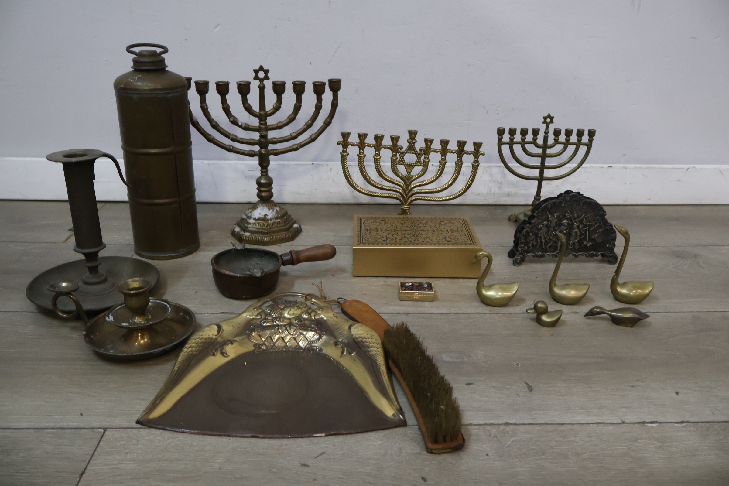 Set koperen en messing decoratieve objecten en kandelaars – foto 5 – kavel bij GSD Auctions, Zoeterwoude