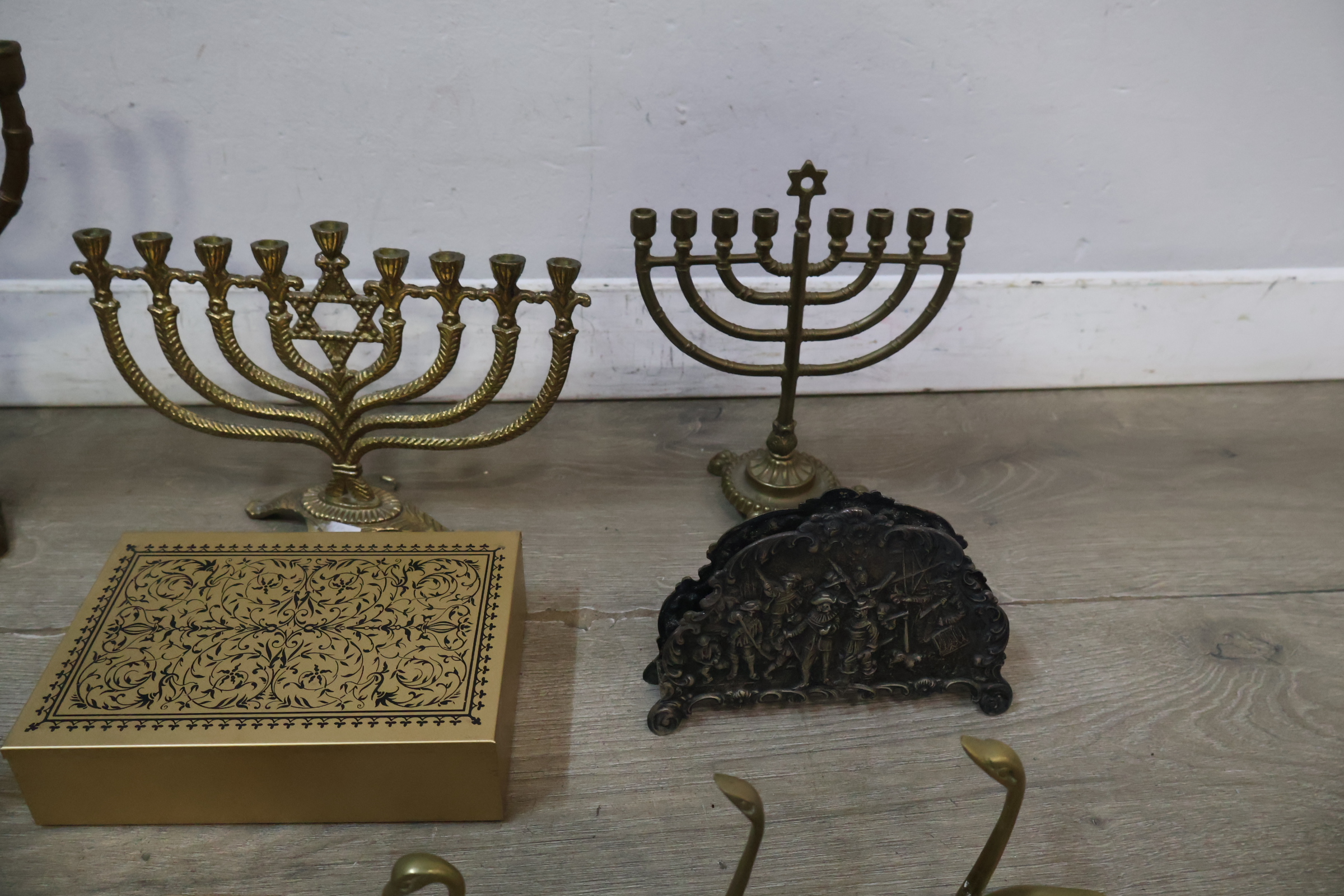 Set koperen en messing decoratieve objecten en kandelaars – foto 6 – kavel bij GSD Auctions, Zoeterwoude