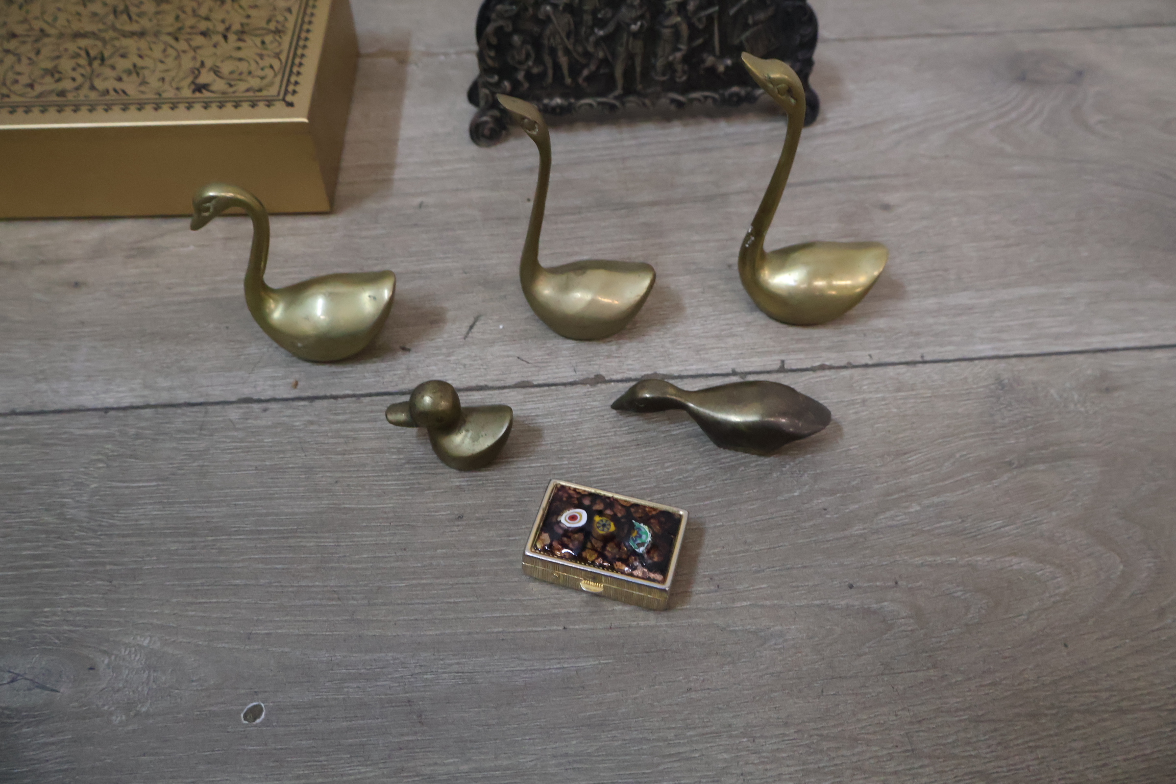 Set koperen en messing decoratieve objecten en kandelaars – foto 7 – kavel bij GSD Auctions, Zoeterwoude