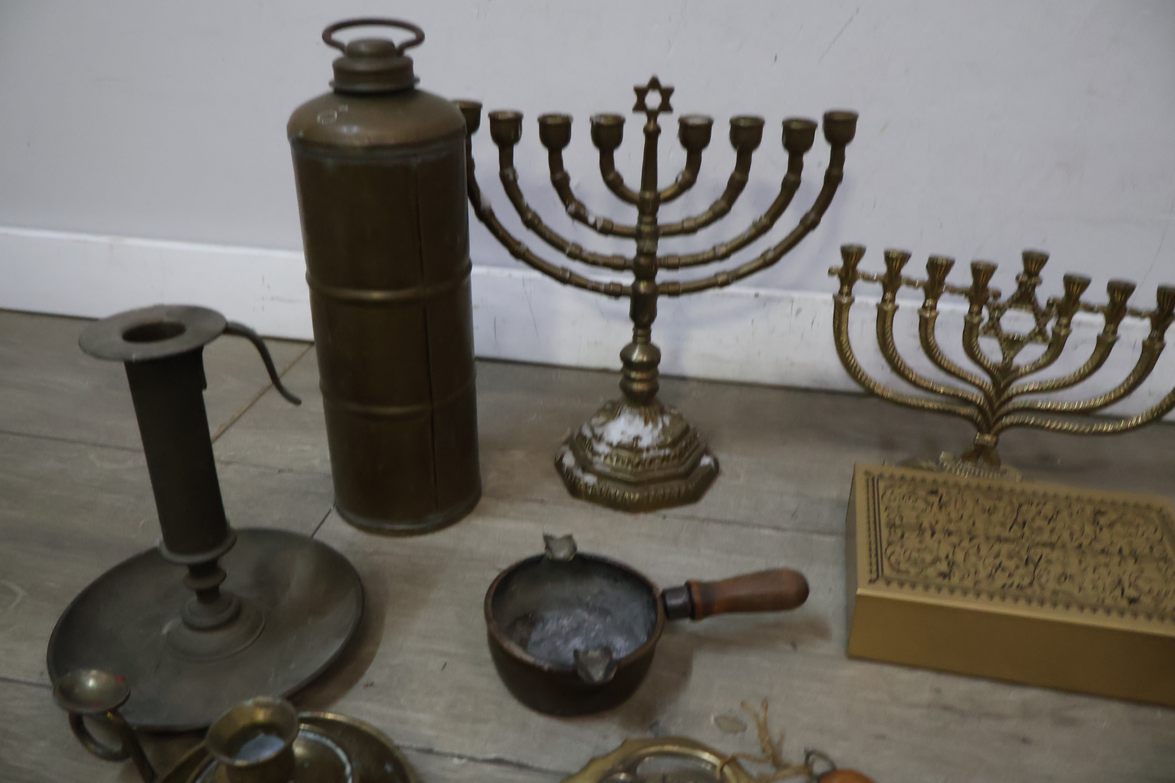 Set koperen en messing decoratieve objecten en kandelaars – foto 8 – kavel bij GSD Auctions, Zoeterwoude