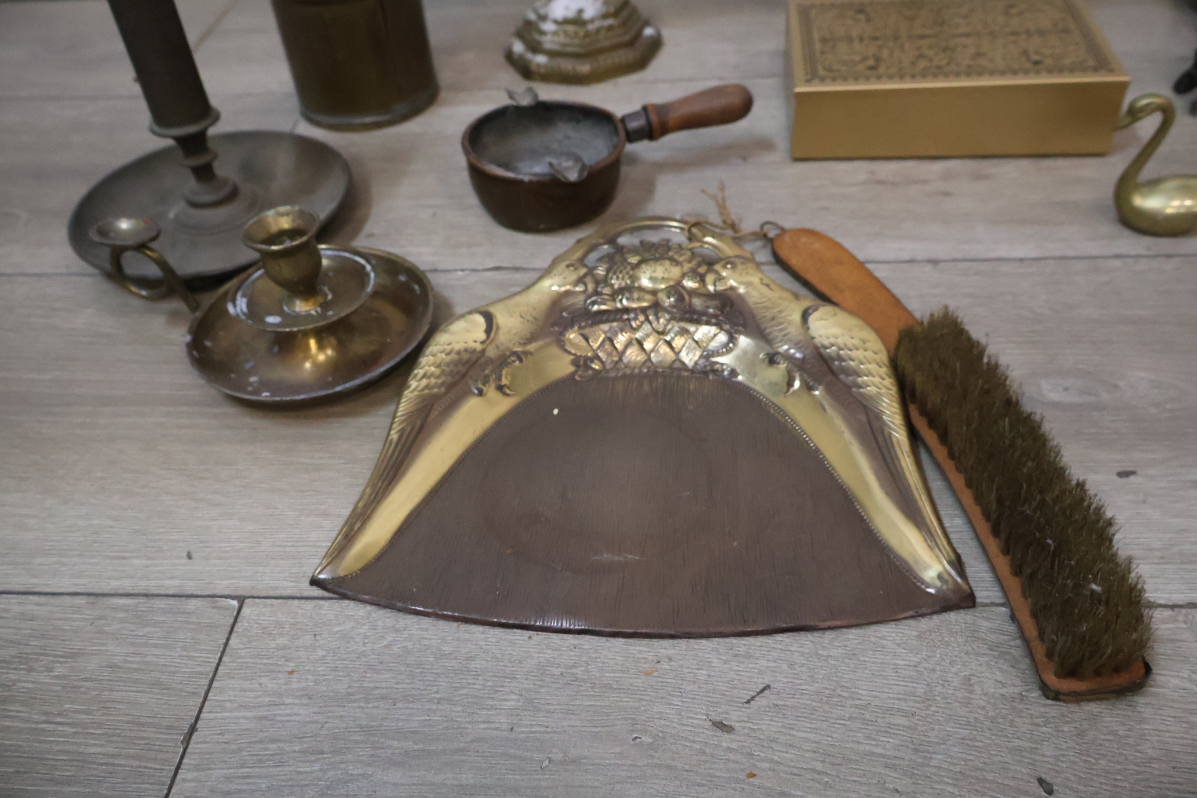 Set koperen en messing decoratieve objecten en kandelaars – foto 9 – kavel bij GSD Auctions, Zoeterwoude