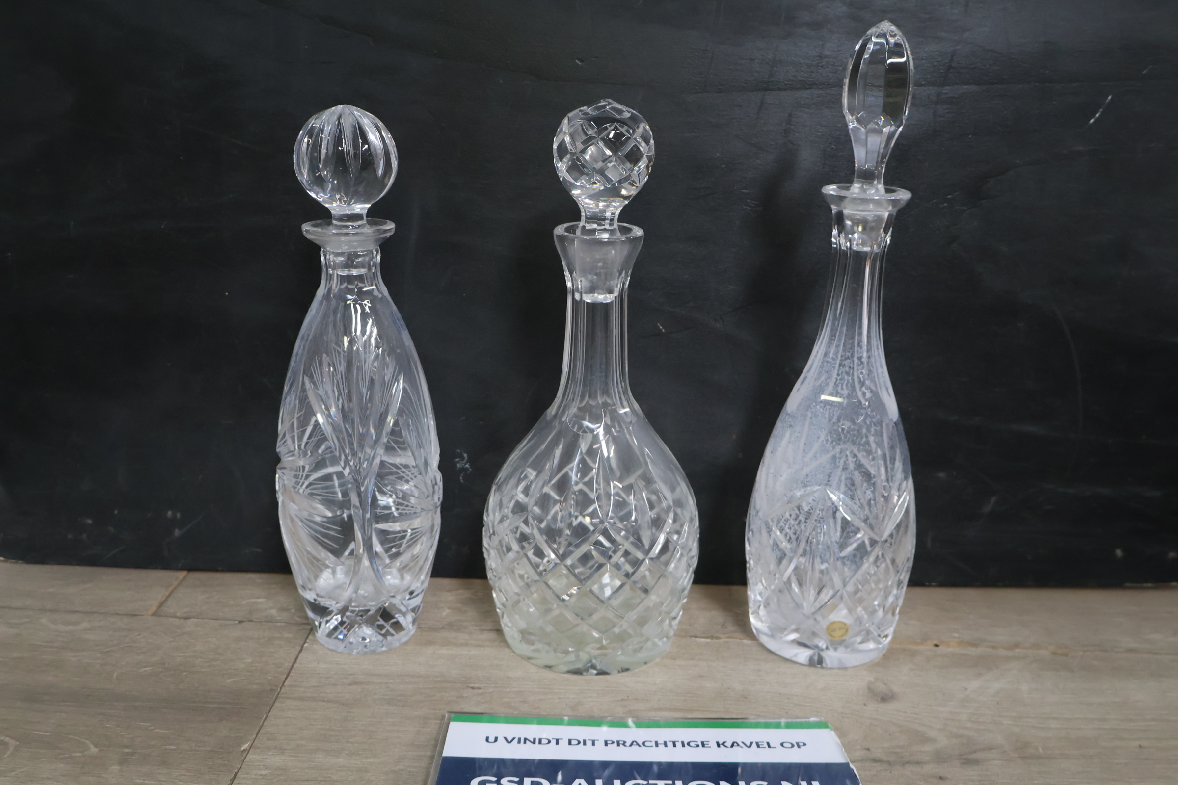 Set van 3 geslepen kristallen karaffen – foto 2 – kavel bij GSD Auctions, Zoeterwoude