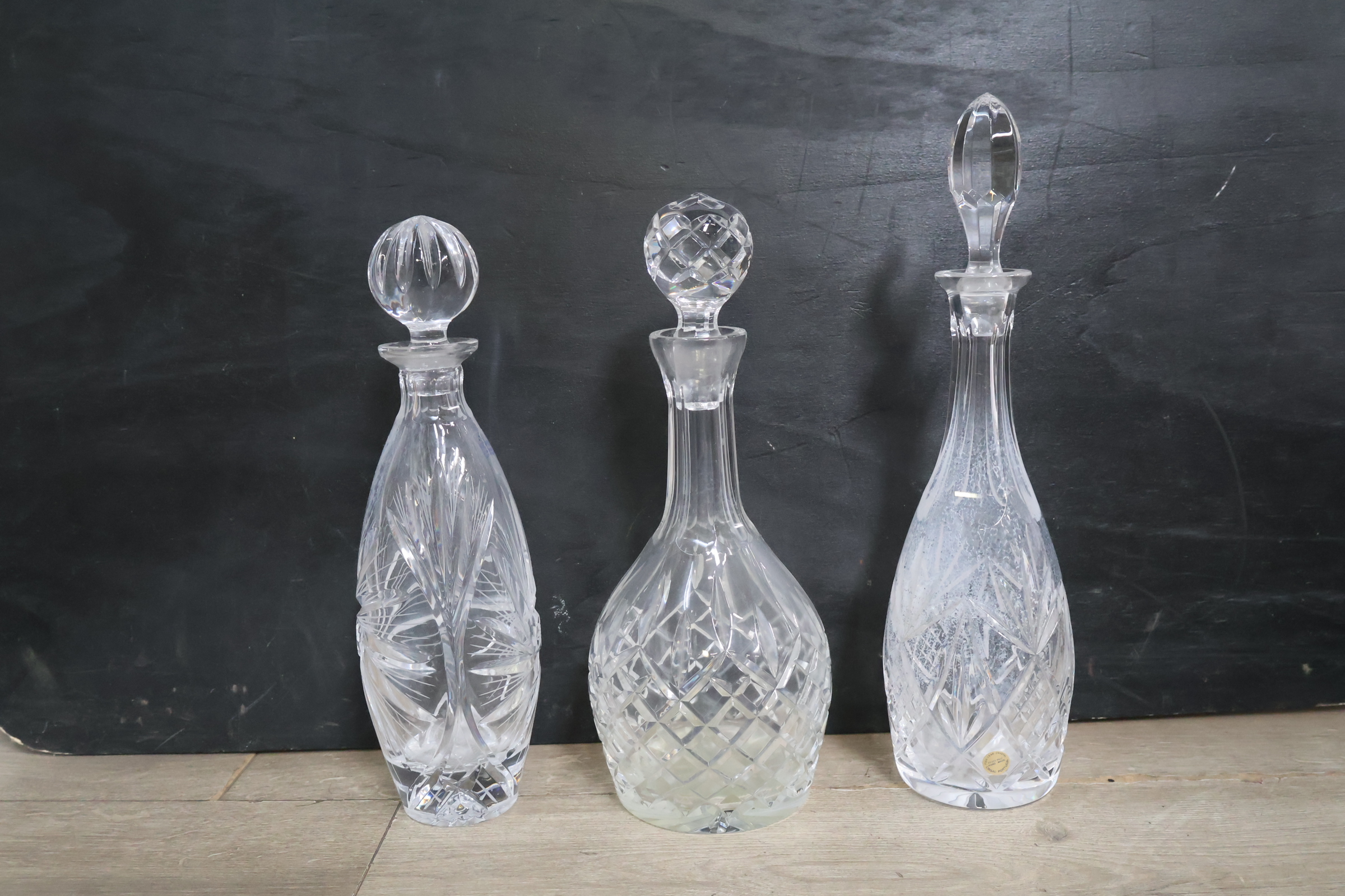 Set van 3 geslepen kristallen karaffen – foto 3 – kavel bij GSD Auctions, Zoeterwoude