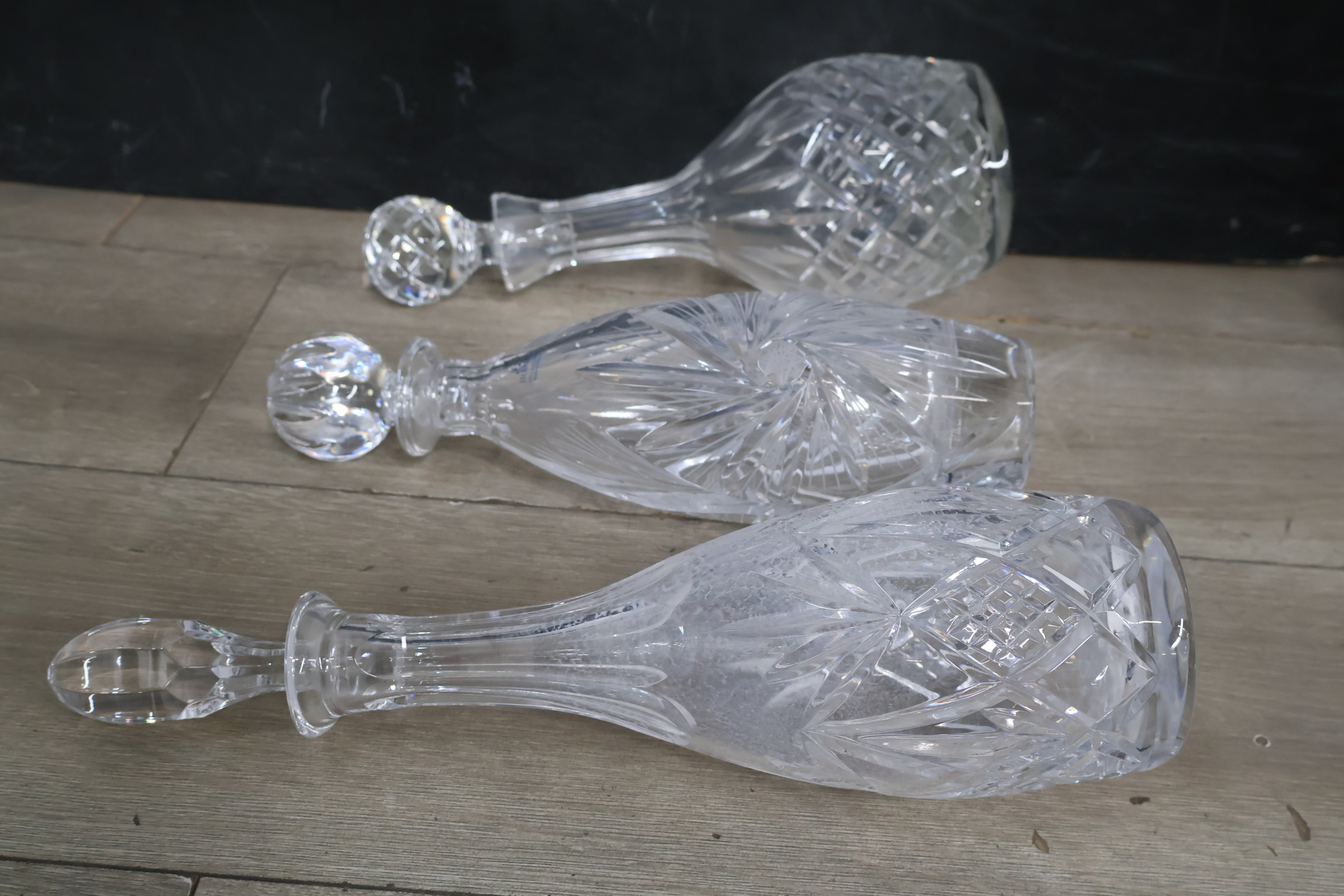 Set van 3 geslepen kristallen karaffen – foto 9 – kavel bij GSD Auctions, Zoeterwoude