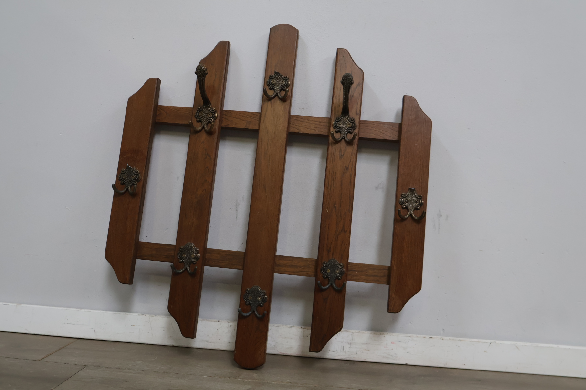 Houten kapstok met metalen haken – foto 3 – kavel bij GSD Auctions, Zoeterwoude