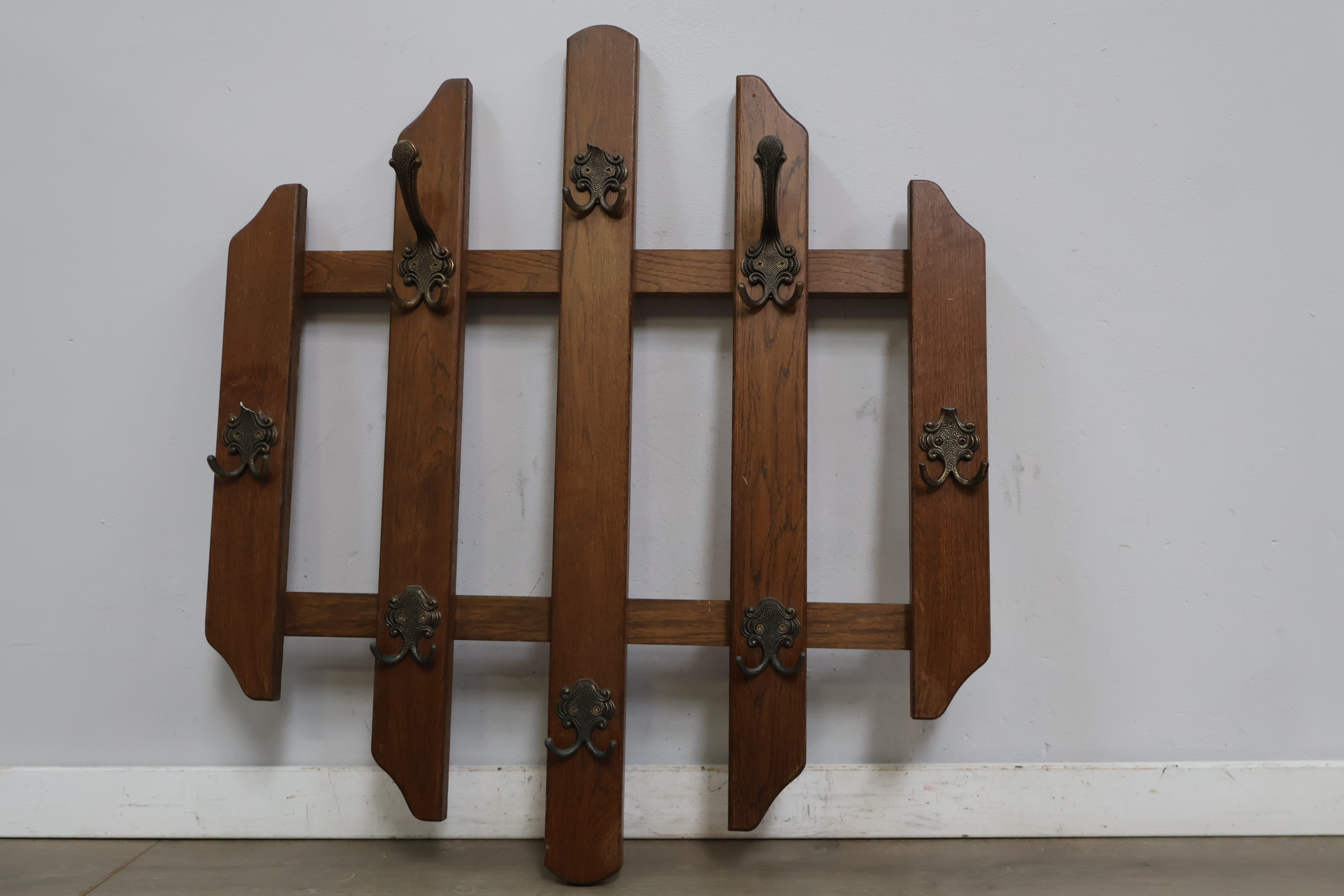 Houten kapstok met metalen haken – foto 4 – kavel bij GSD Auctions, Zoeterwoude