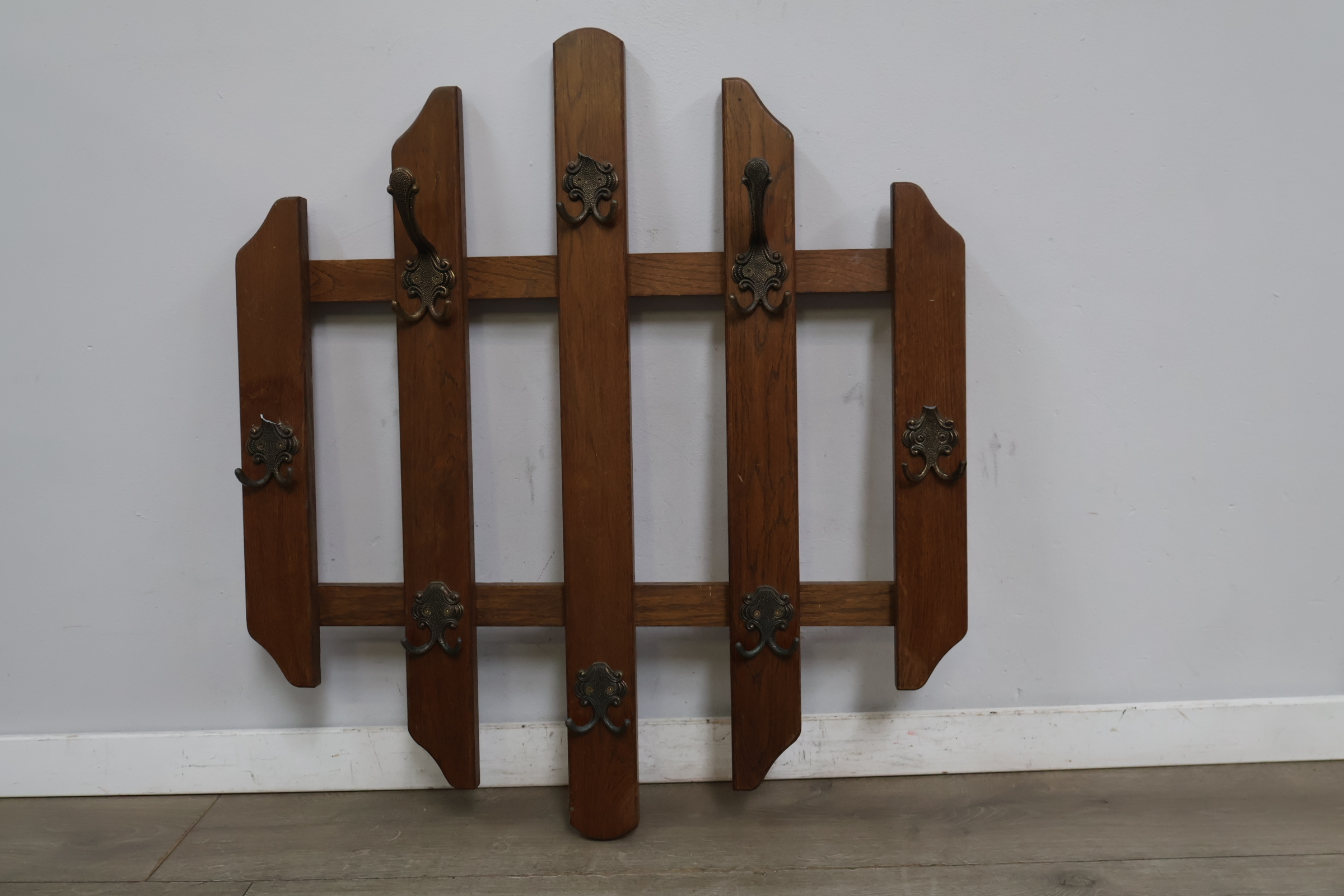 Houten kapstok met metalen haken – foto 5 – kavel bij GSD Auctions, Zoeterwoude