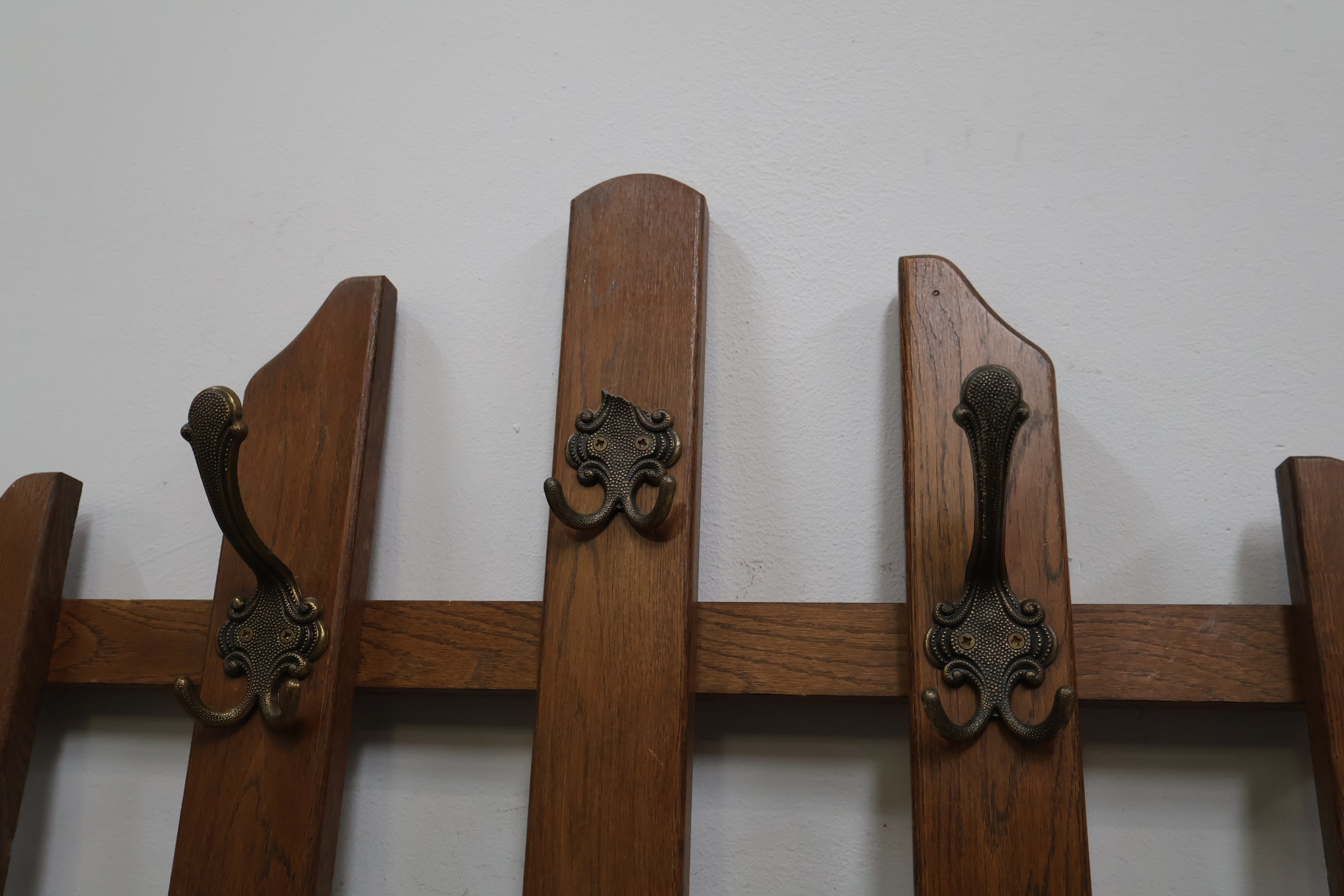 Houten kapstok met metalen haken – foto 6 – kavel bij GSD Auctions, Zoeterwoude