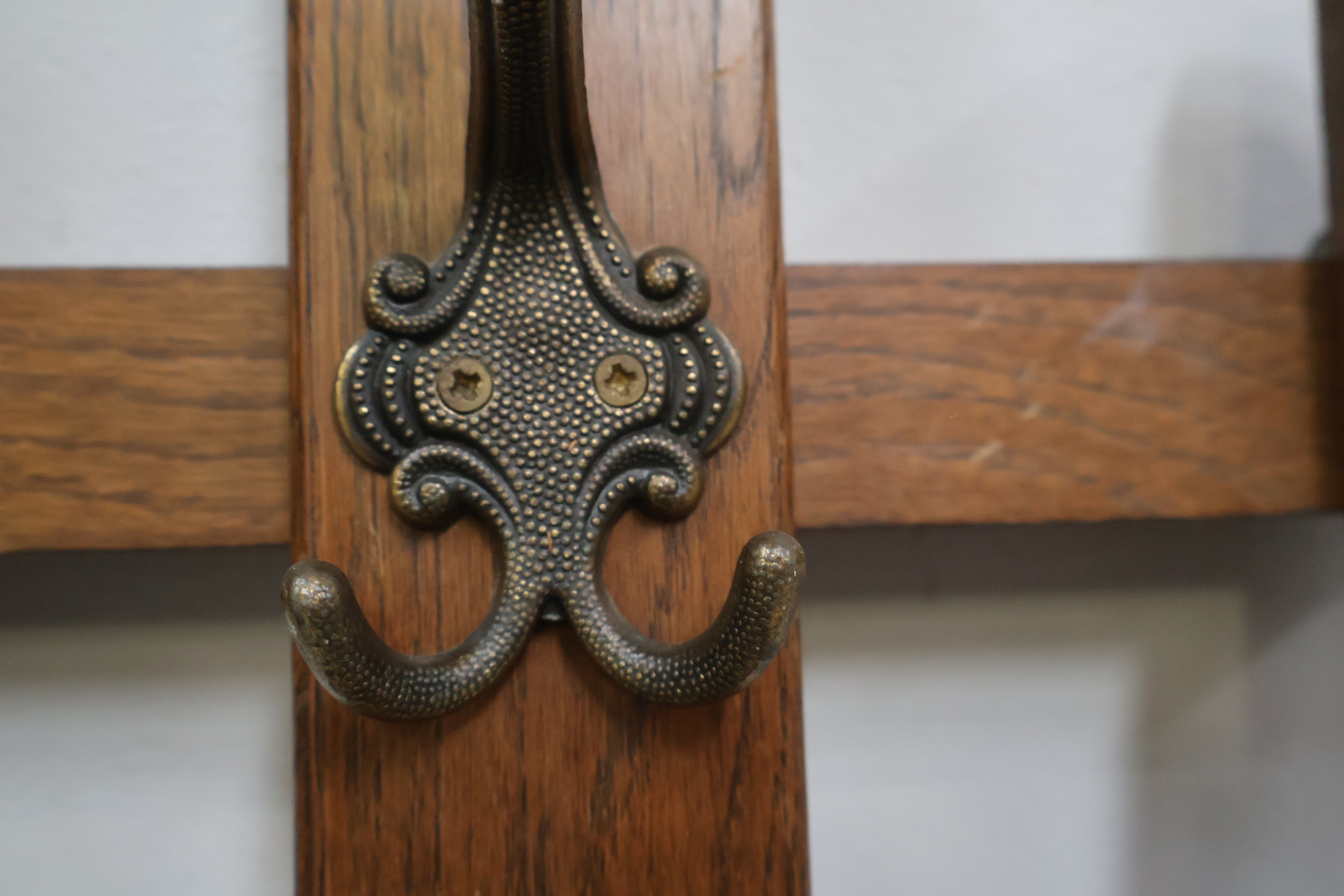 Houten kapstok met metalen haken – foto 7 – kavel bij GSD Auctions, Zoeterwoude
