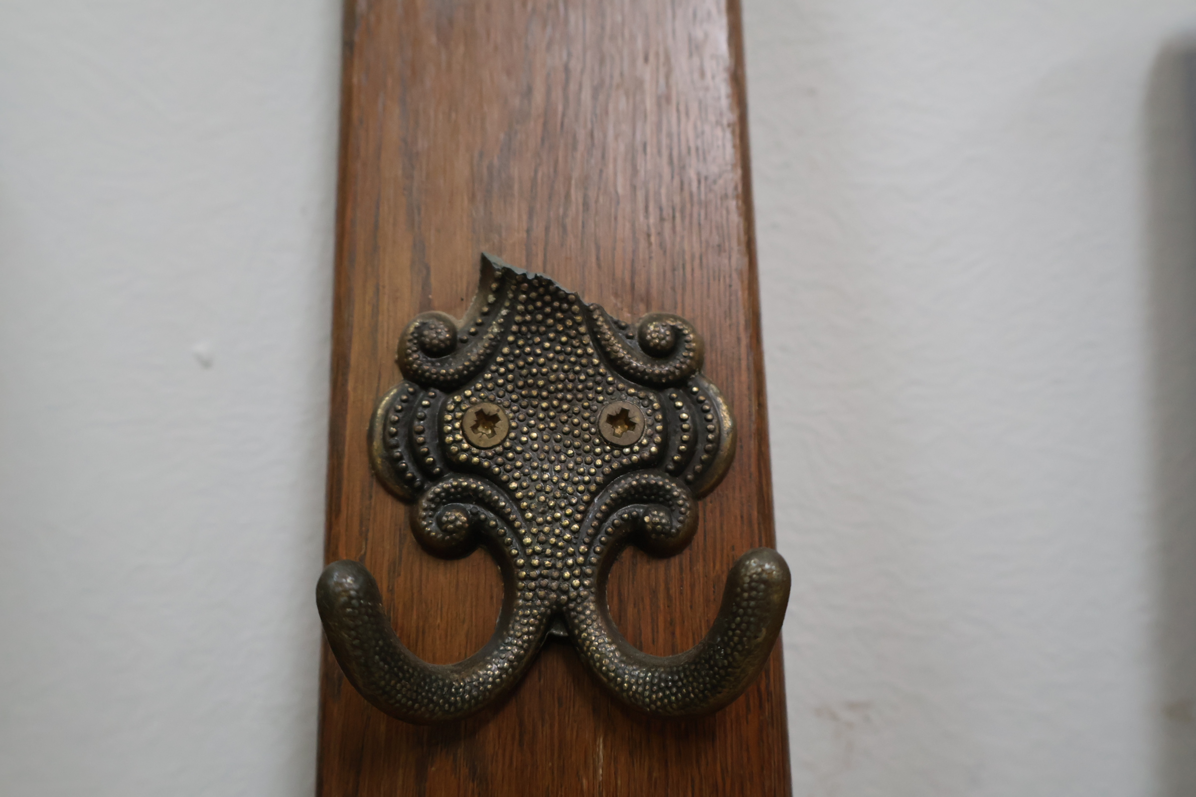 Houten kapstok met metalen haken – foto 8 – kavel bij GSD Auctions, Zoeterwoude