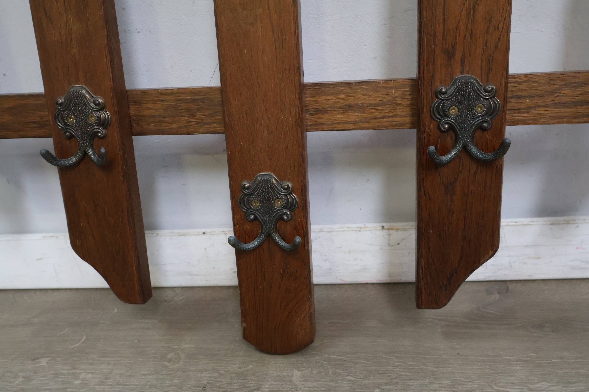 Houten kapstok met metalen haken – foto 9 – kavel bij GSD Auctions, Zoeterwoude