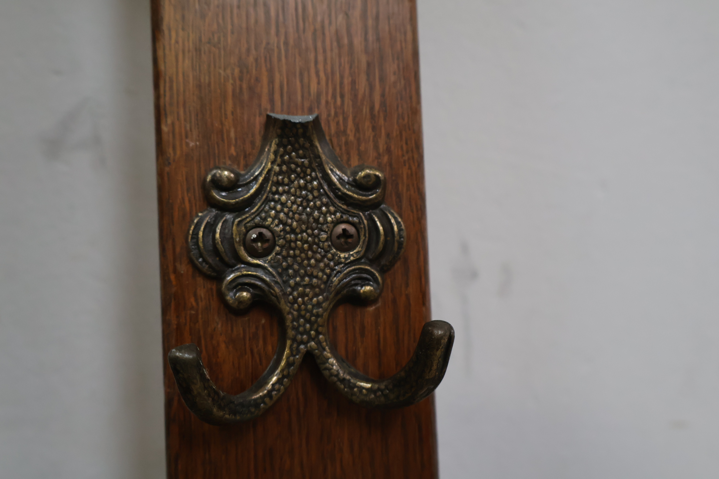 Houten kapstok met metalen haken – foto 10 – kavel bij GSD Auctions, Zoeterwoude