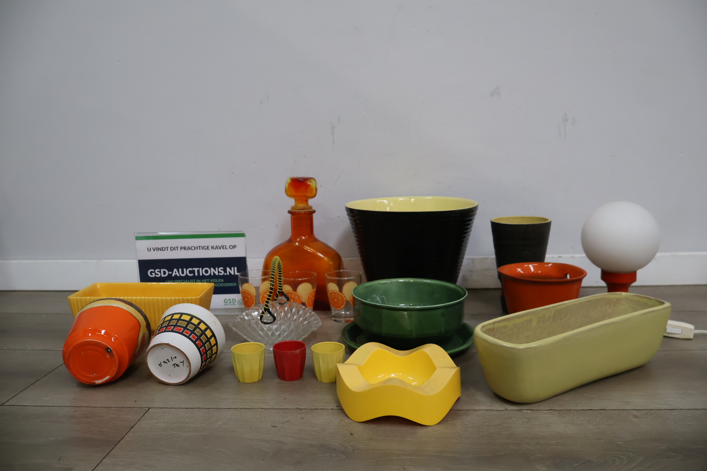 Set kleurrijke keramiek – foto 4 – kavel bij GSD Auctions, Zoeterwoude
