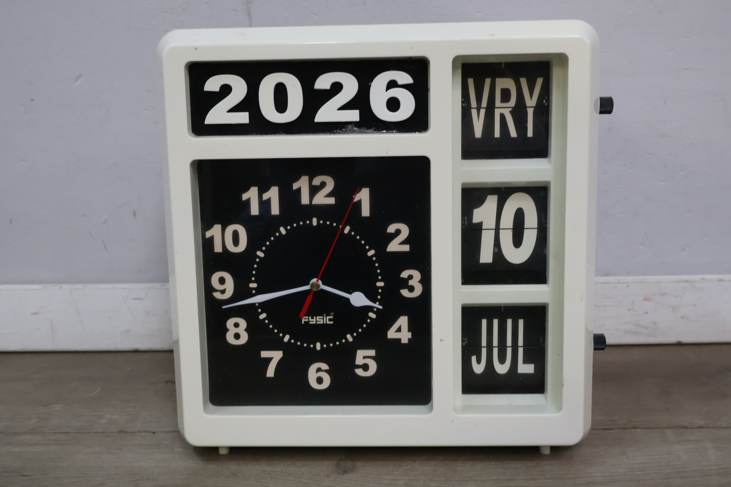 Fysic tafelklok met dag en datum – foto 3 – kavel bij GSD Auctions, Zoeterwoude