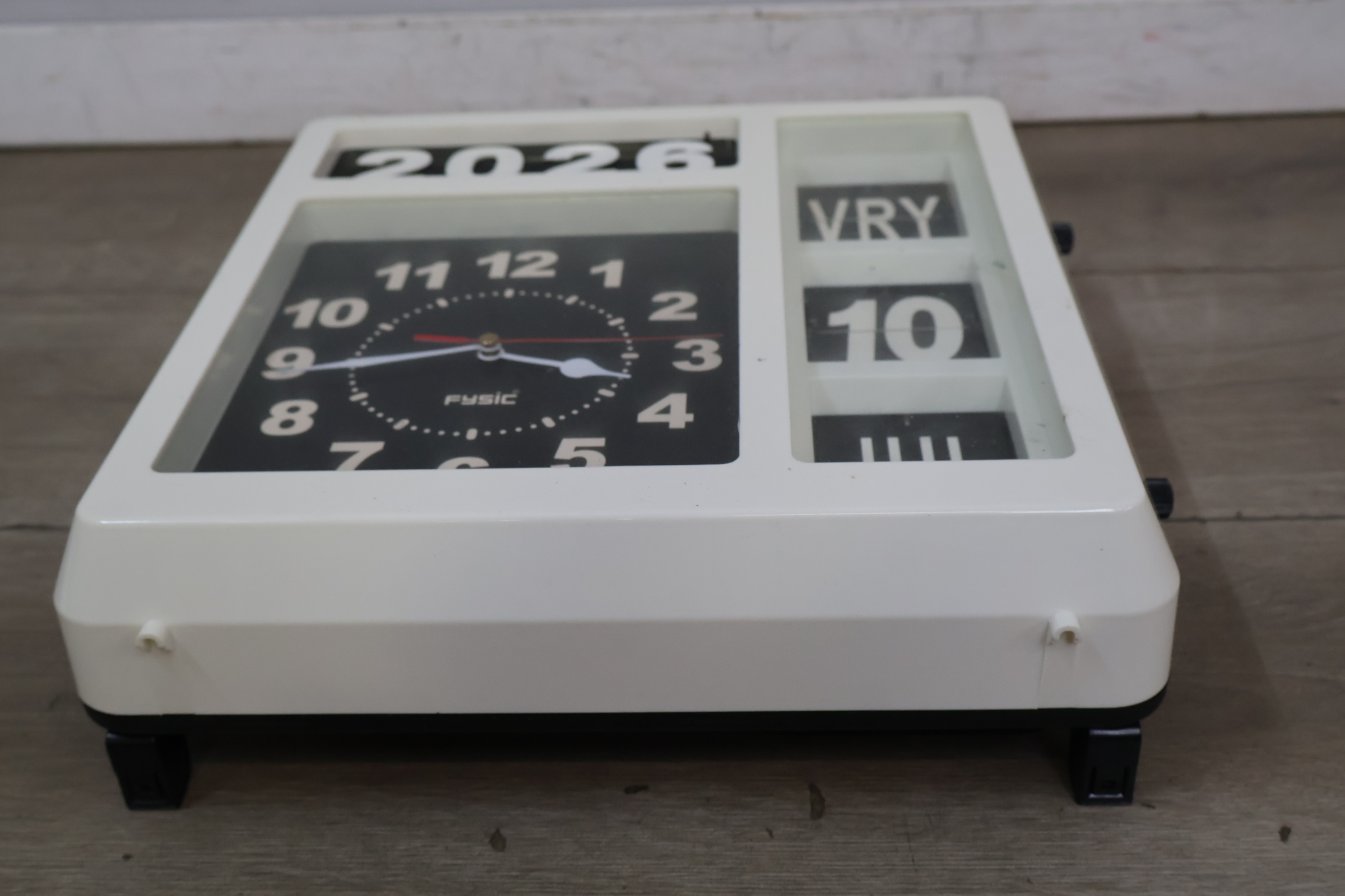 Fysic tafelklok met dag en datum – foto 4 – kavel bij GSD Auctions, Zoeterwoude