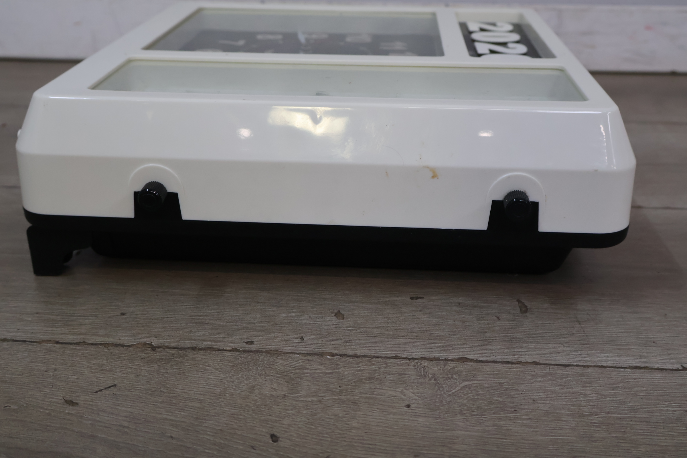 Fysic tafelklok met dag en datum – foto 5 – kavel bij GSD Auctions, Zoeterwoude
