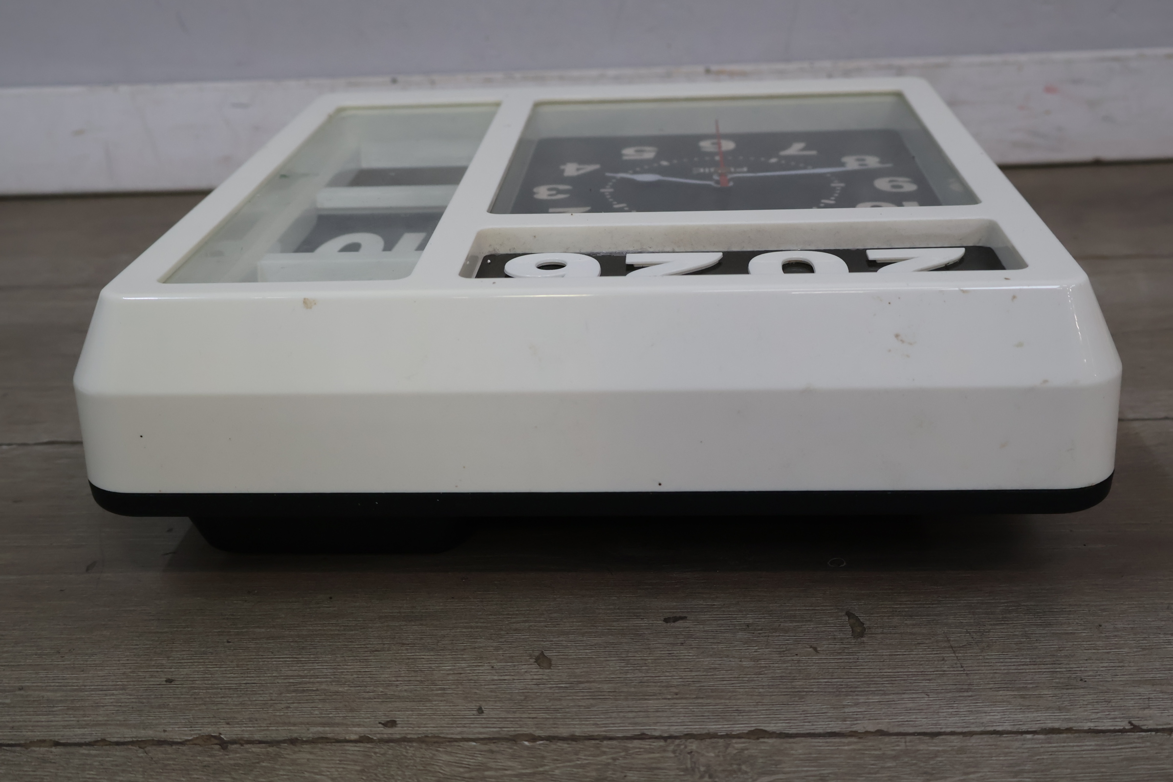 Fysic tafelklok met dag en datum – foto 6 – kavel bij GSD Auctions, Zoeterwoude