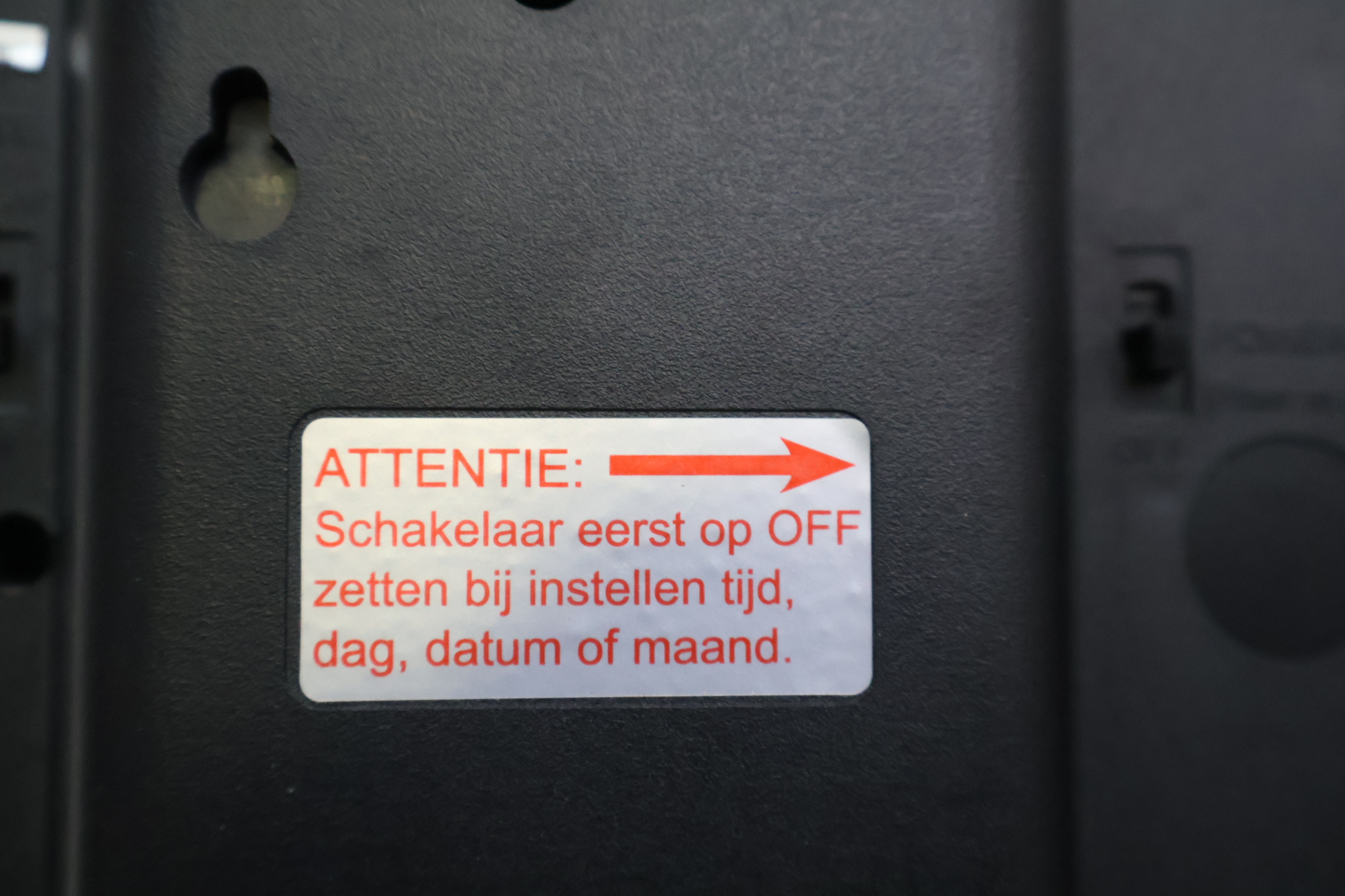 Fysic tafelklok met dag en datum – foto 10 – kavel bij GSD Auctions, Zoeterwoude
