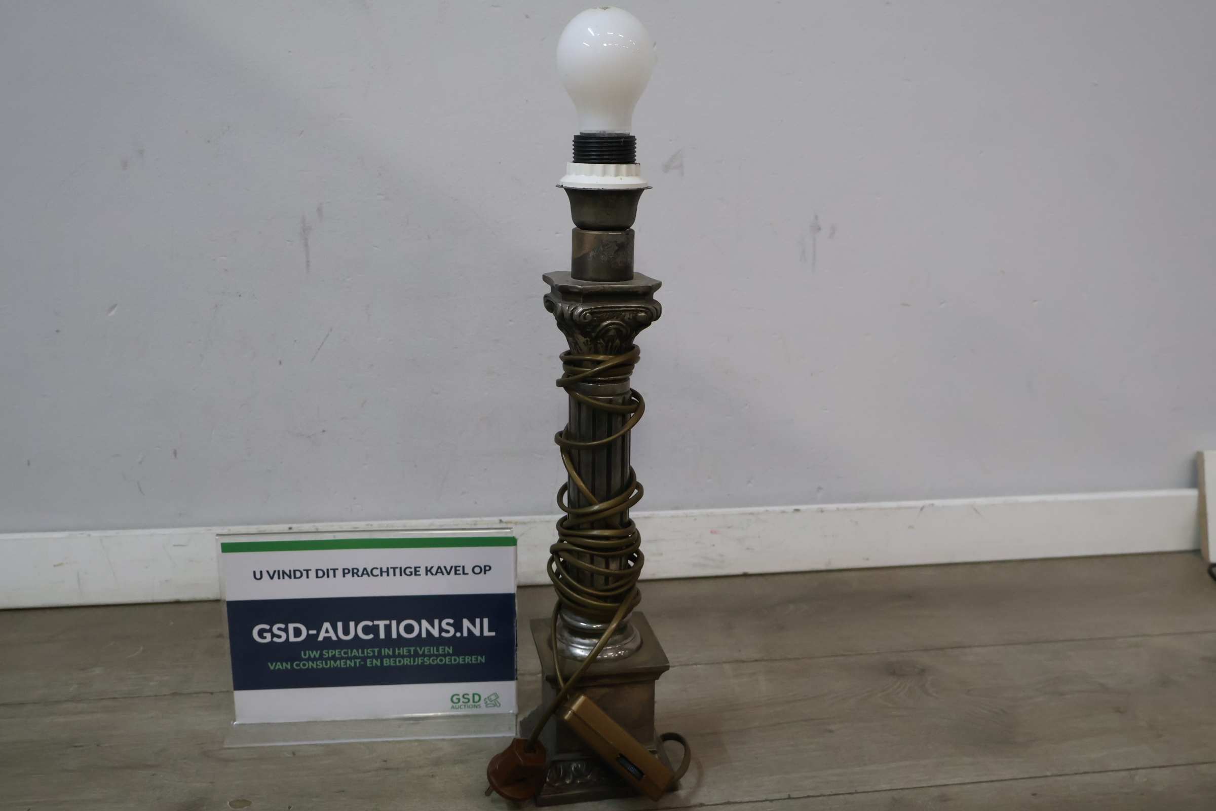 Vintage metalen tafellamp pilaarvorm – kavel bij GSD Auctions, Zoeterwoude