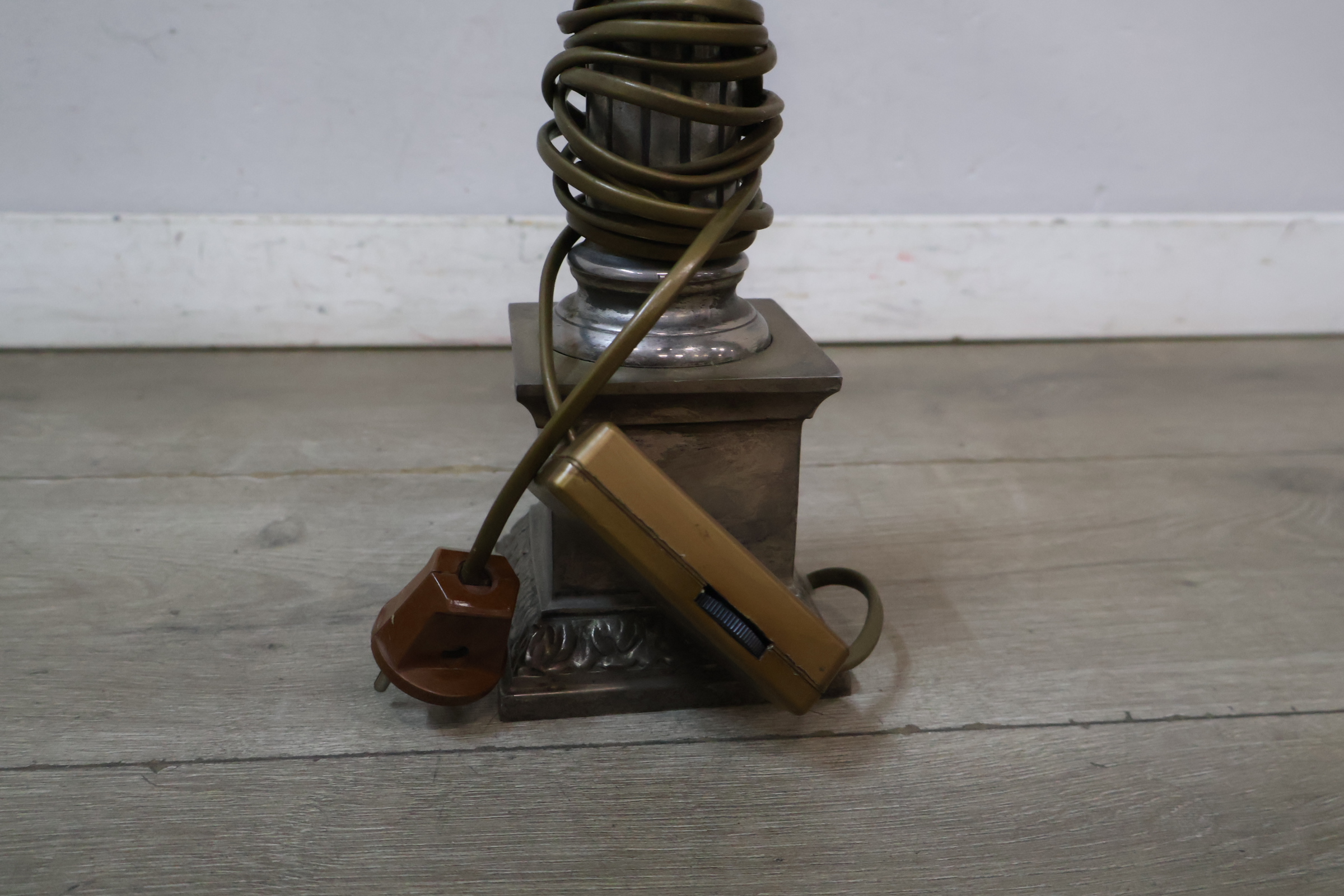 Vintage metalen tafellamp pilaarvorm – foto 2 – kavel bij GSD Auctions, Zoeterwoude