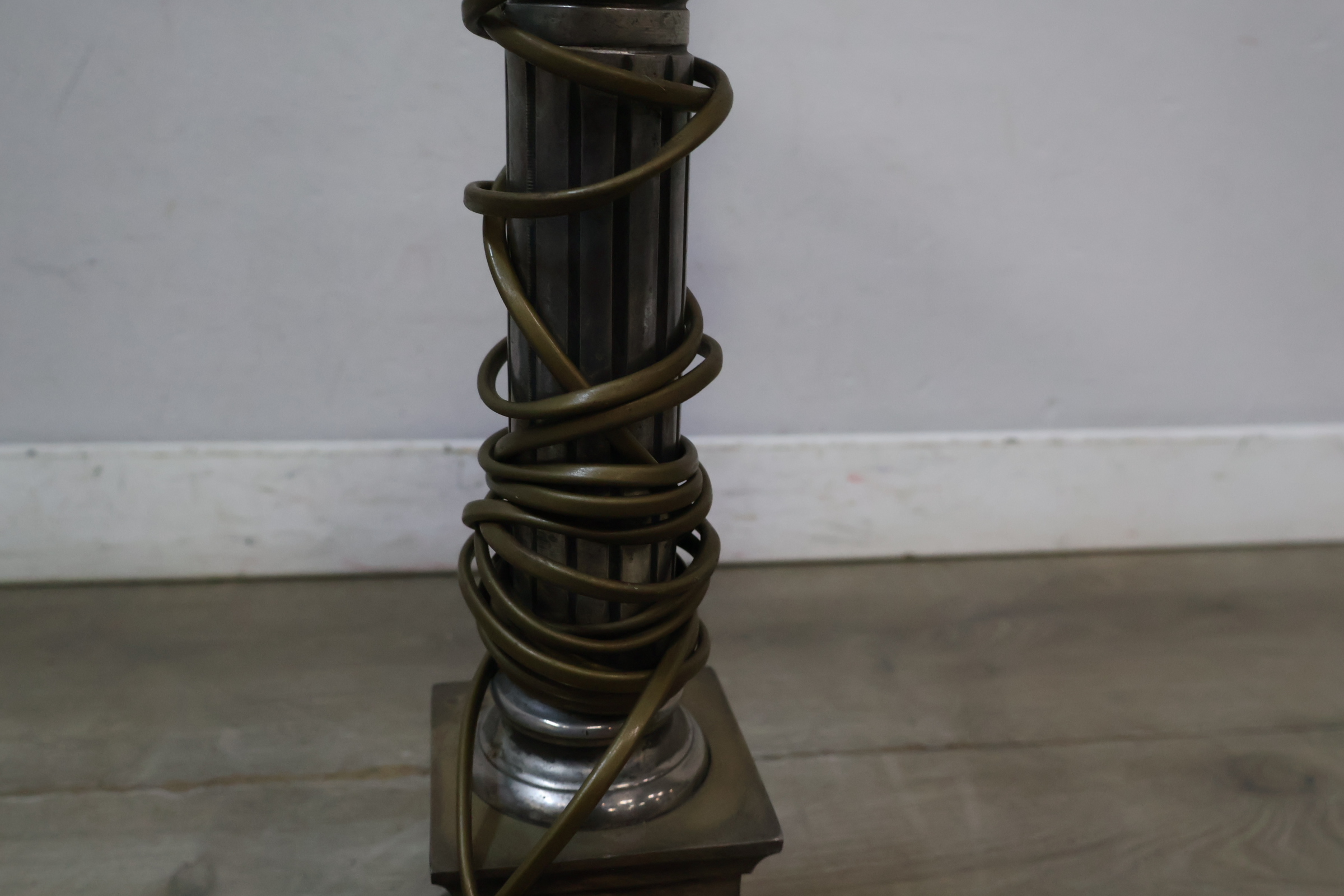 Vintage metalen tafellamp pilaarvorm – foto 3 – kavel bij GSD Auctions, Zoeterwoude