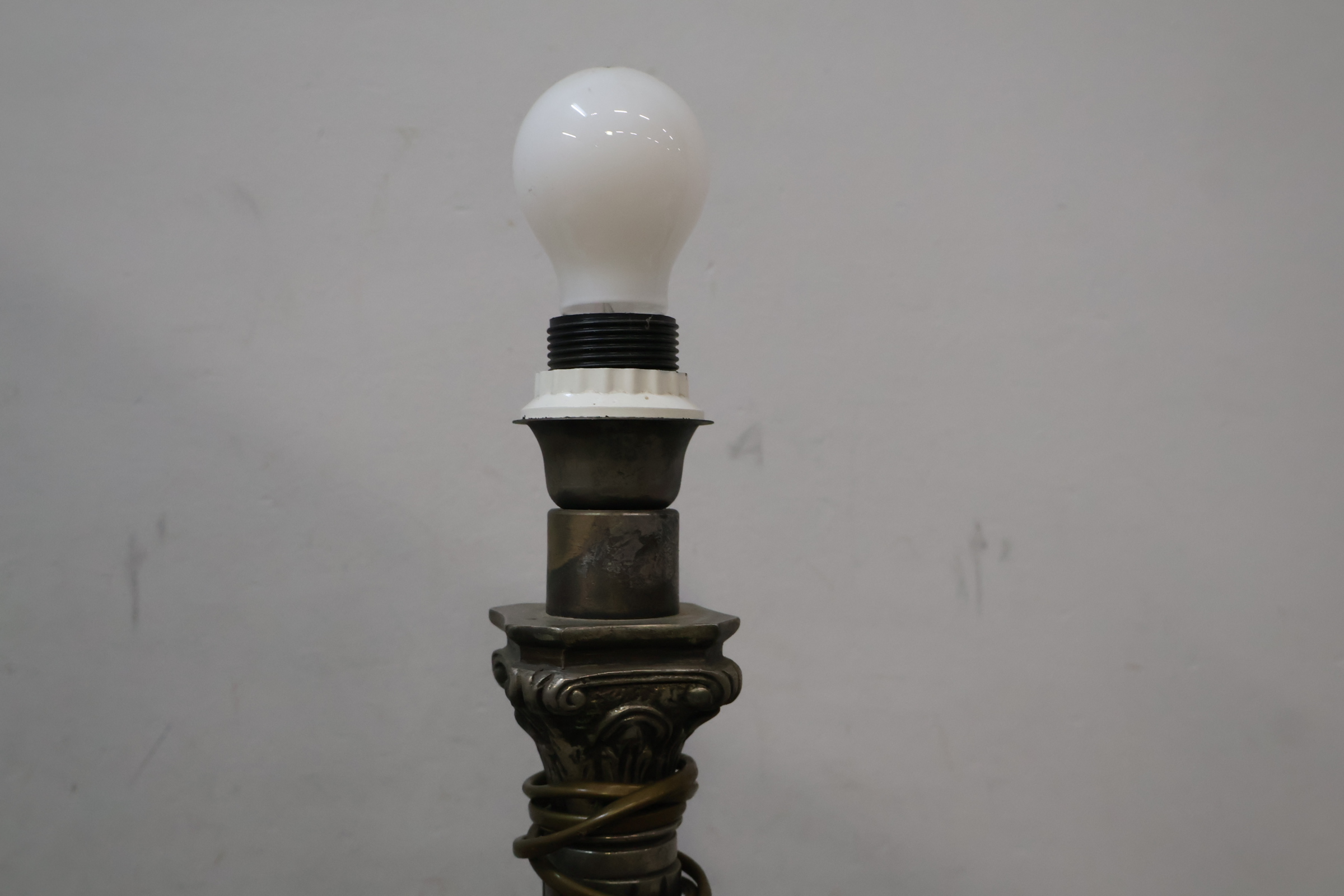 Vintage metalen tafellamp pilaarvorm – foto 4 – kavel bij GSD Auctions, Zoeterwoude
