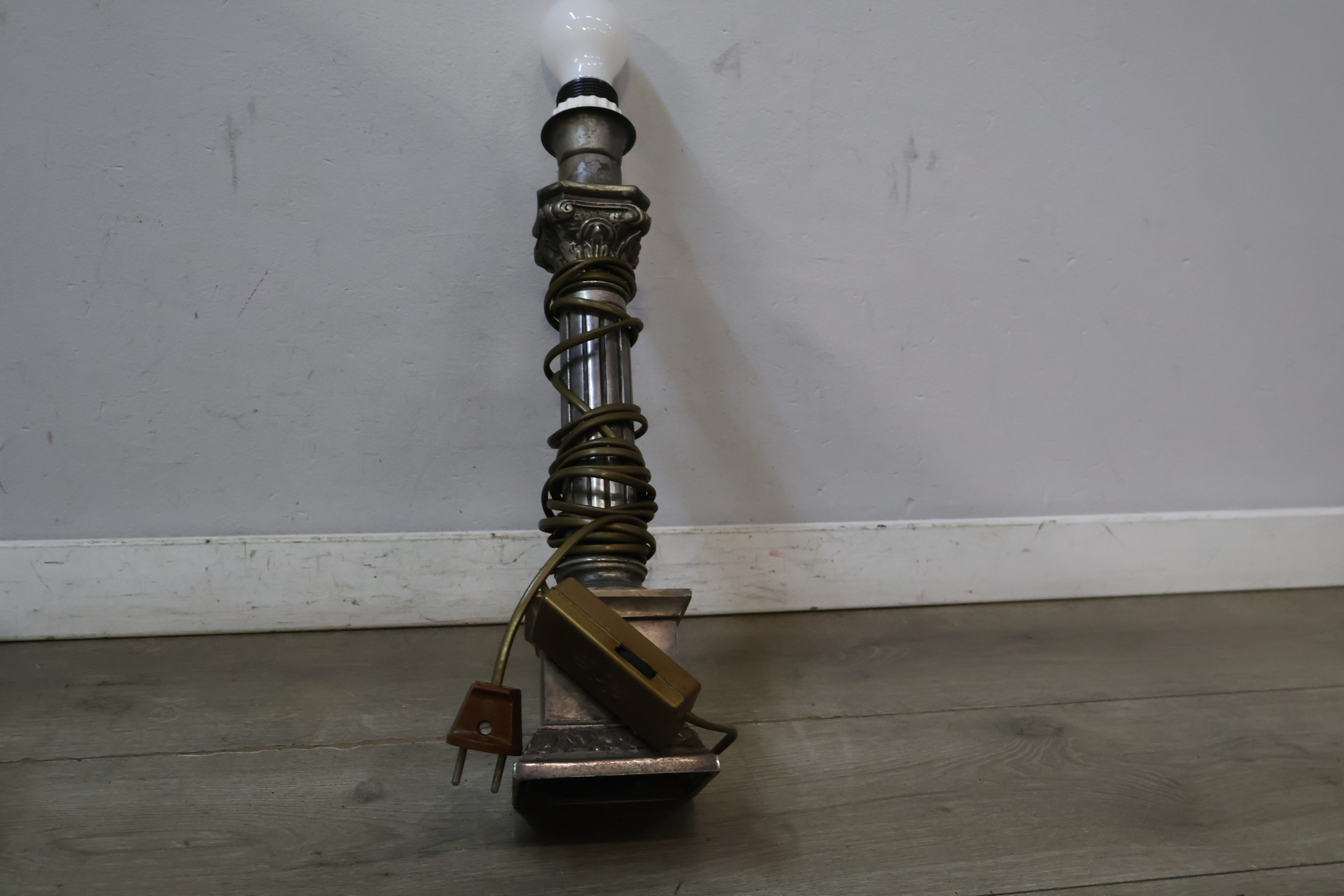 Vintage metalen tafellamp pilaarvorm – foto 5 – kavel bij GSD Auctions, Zoeterwoude