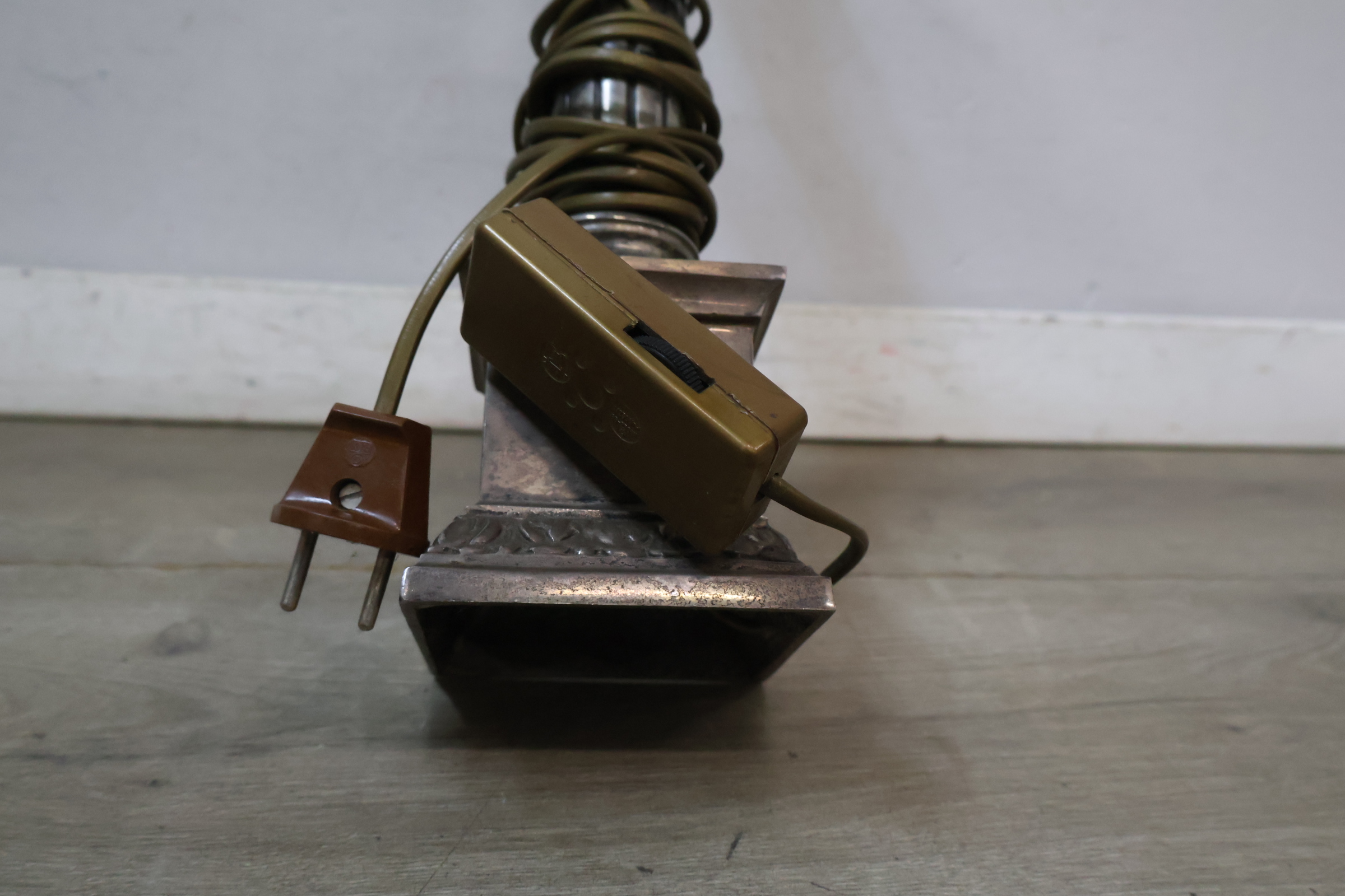 Vintage metalen tafellamp pilaarvorm – foto 6 – kavel bij GSD Auctions, Zoeterwoude