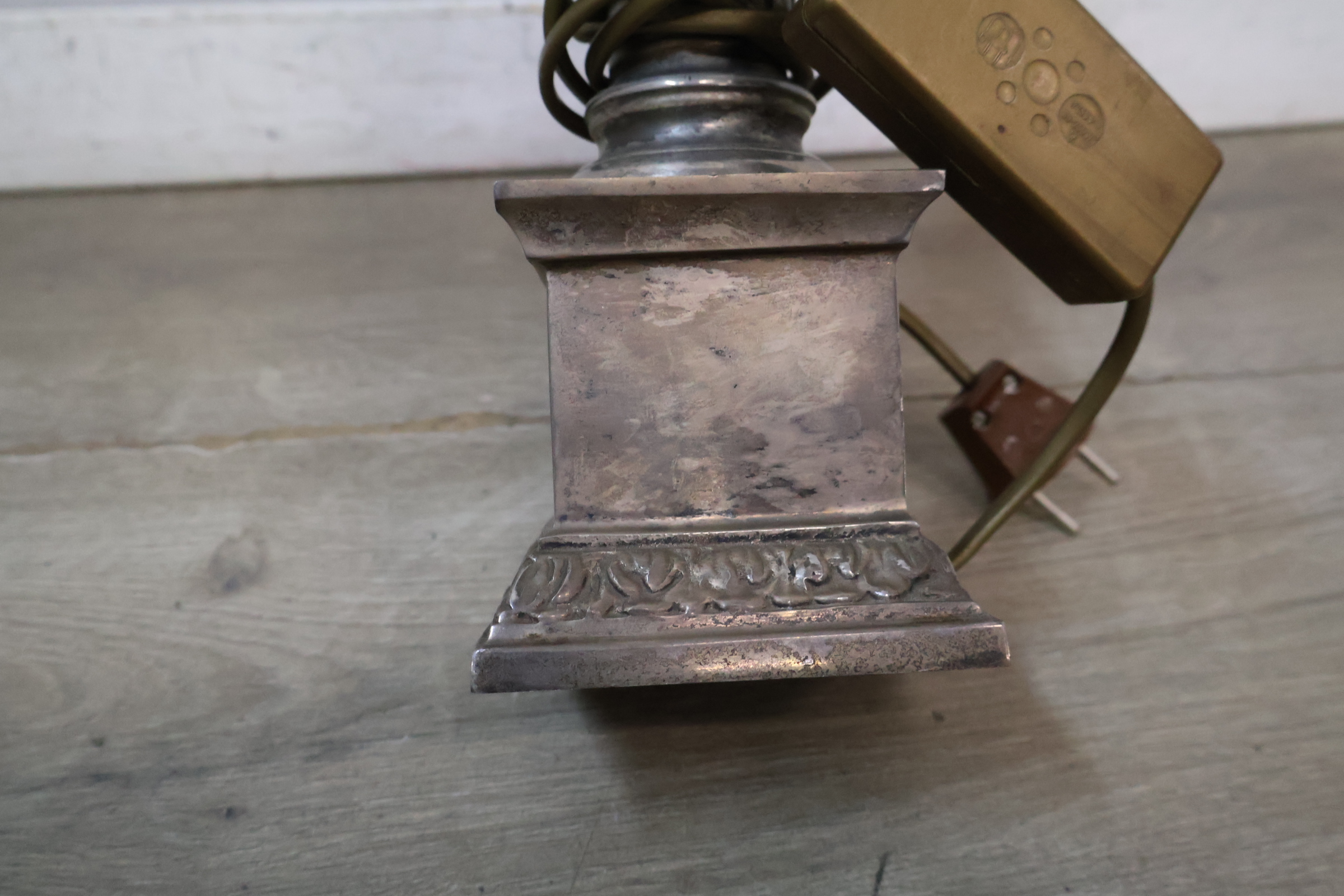Vintage metalen tafellamp pilaarvorm – foto 7 – kavel bij GSD Auctions, Zoeterwoude