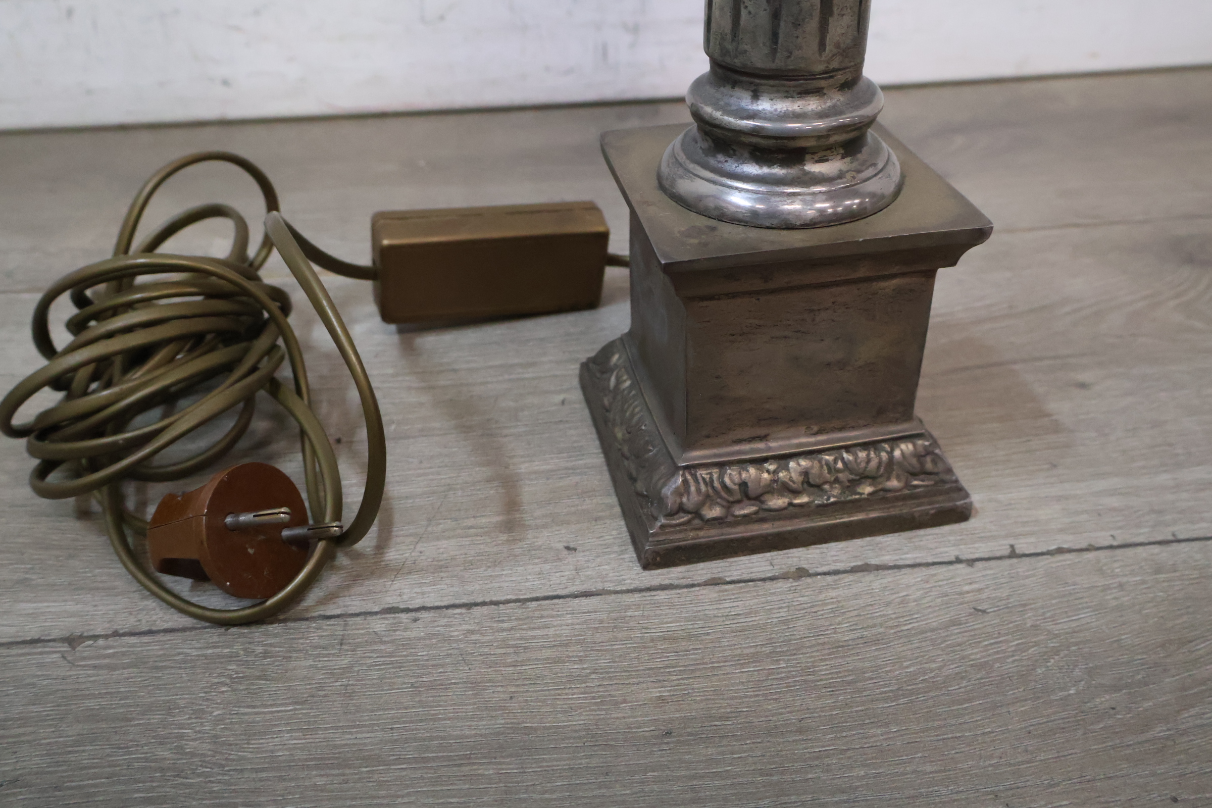 Vintage metalen tafellamp pilaarvorm – foto 8 – kavel bij GSD Auctions, Zoeterwoude