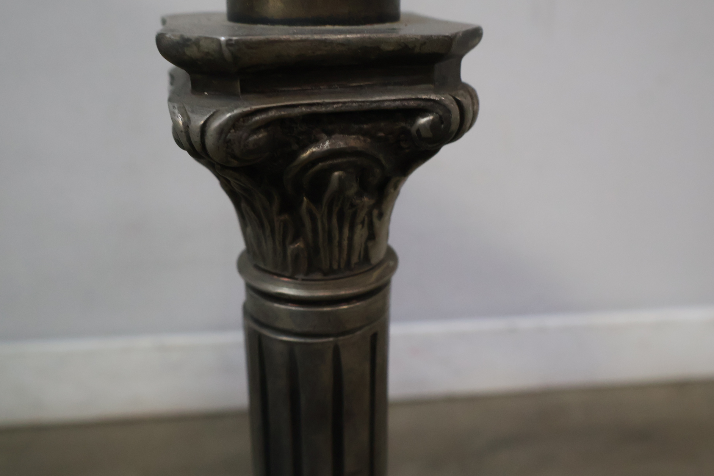 Vintage metalen tafellamp pilaarvorm – foto 9 – kavel bij GSD Auctions, Zoeterwoude