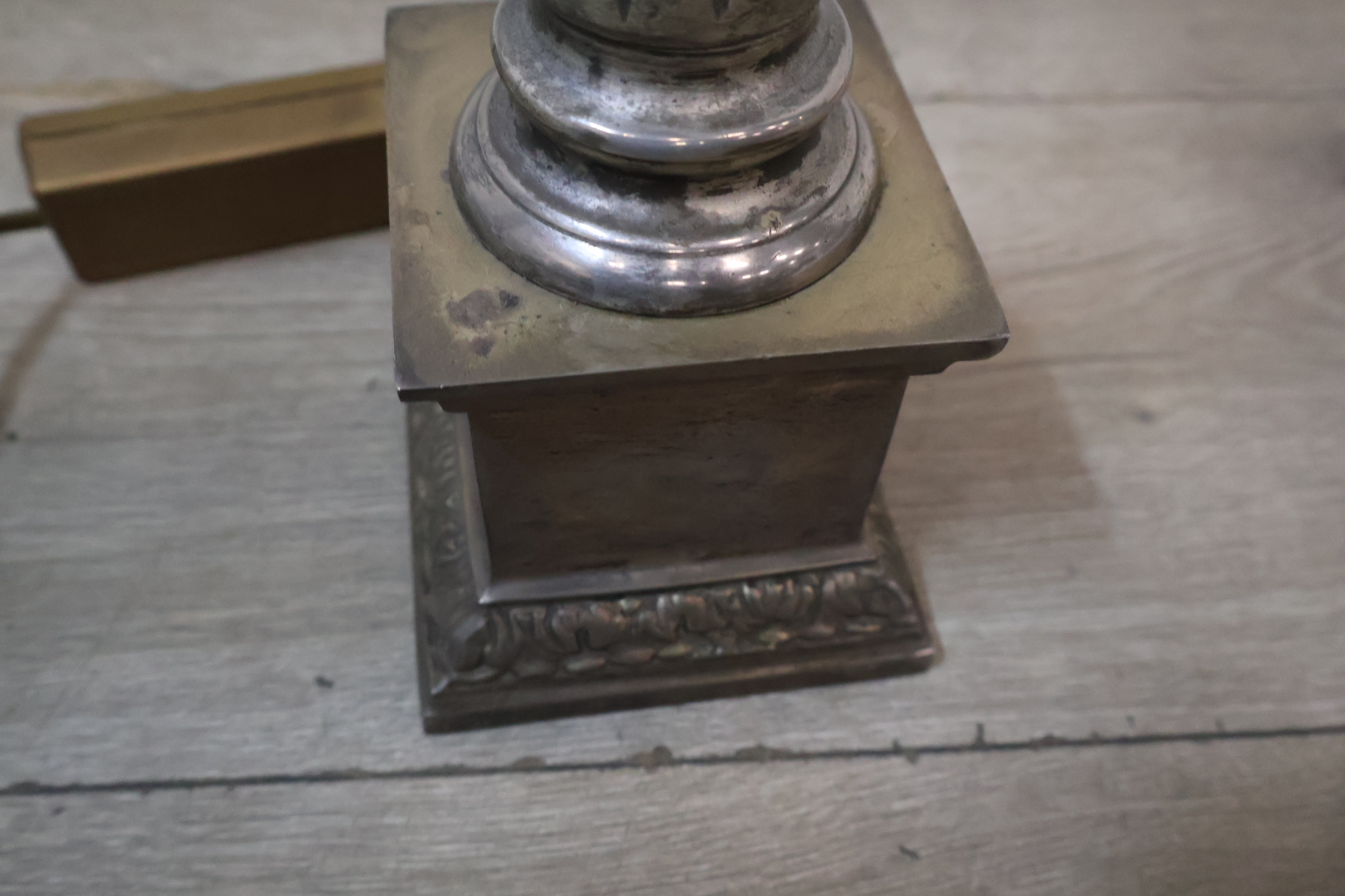 Vintage metalen tafellamp pilaarvorm – foto 10 – kavel bij GSD Auctions, Zoeterwoude