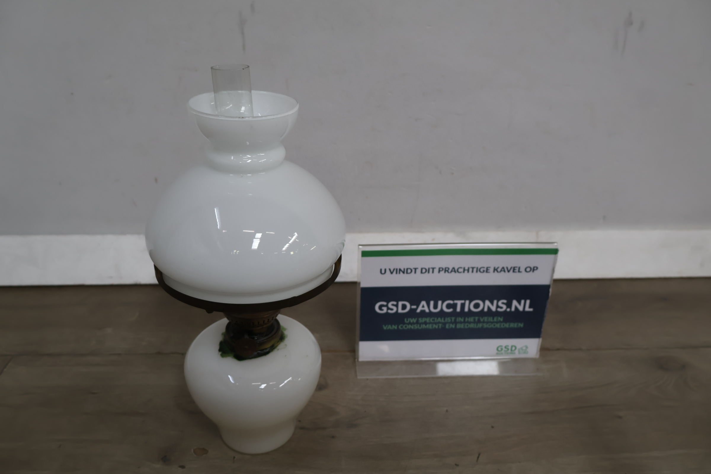 Witte olielamp met glazen kap – foto 2 – kavel bij GSD Auctions, Zoeterwoude