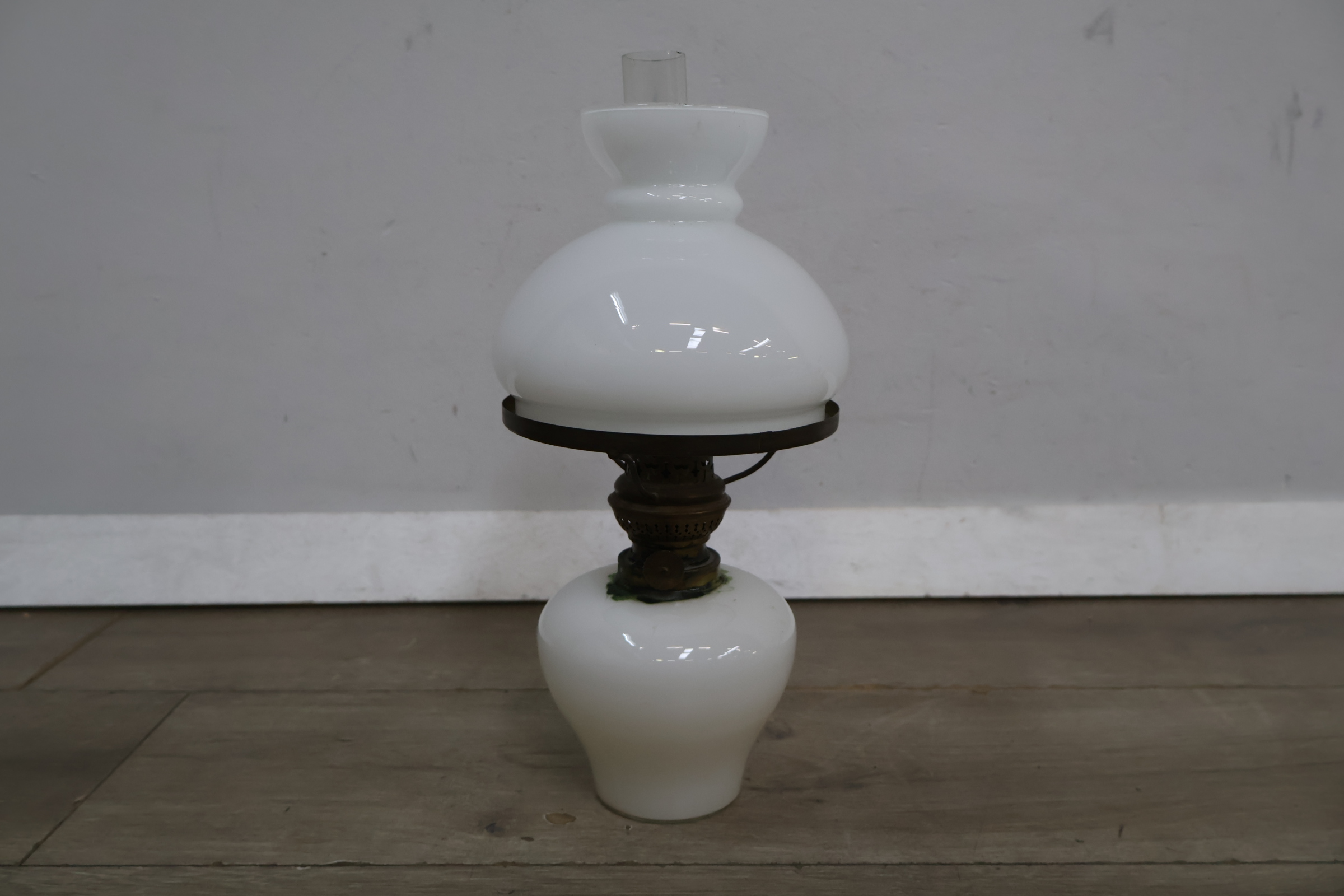 Witte olielamp met glazen kap – foto 3 – kavel bij GSD Auctions, Zoeterwoude