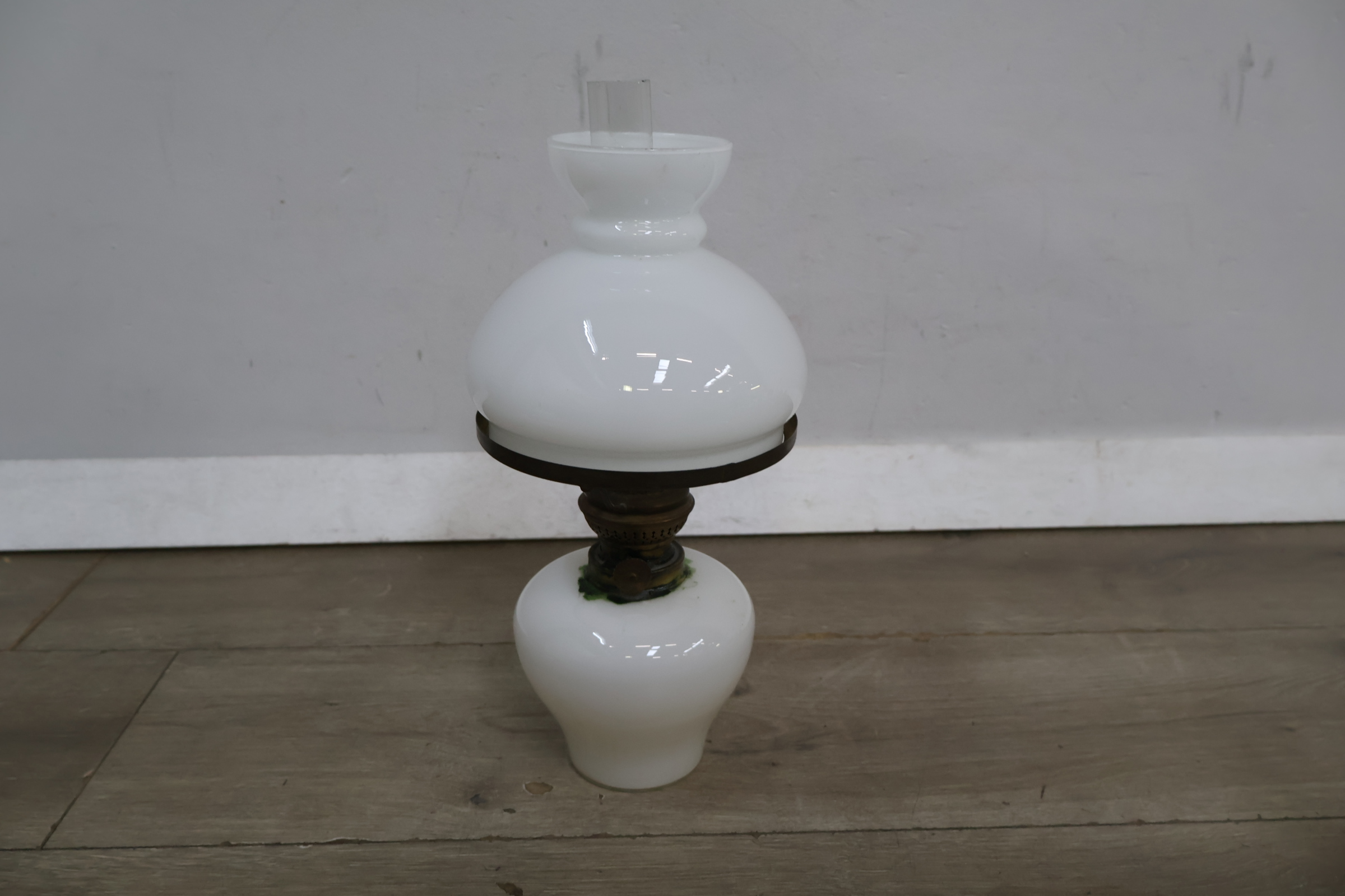 Witte olielamp met glazen kap – foto 4 – kavel bij GSD Auctions, Zoeterwoude
