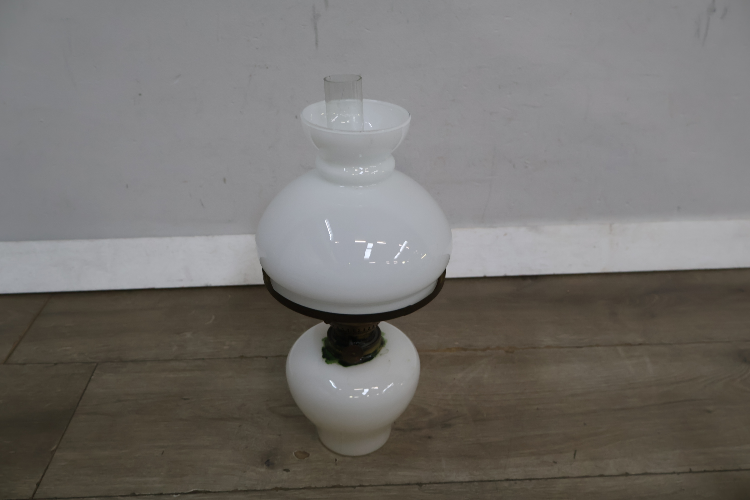 Witte olielamp met glazen kap – foto 5 – kavel bij GSD Auctions, Zoeterwoude