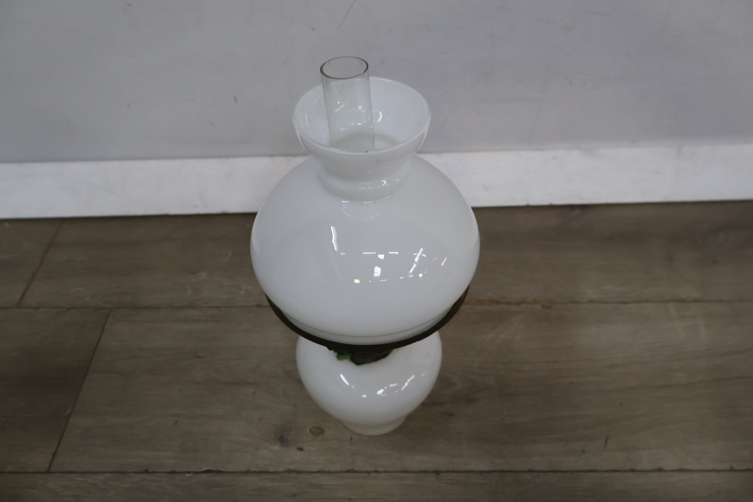 Witte olielamp met glazen kap – foto 6 – kavel bij GSD Auctions, Zoeterwoude