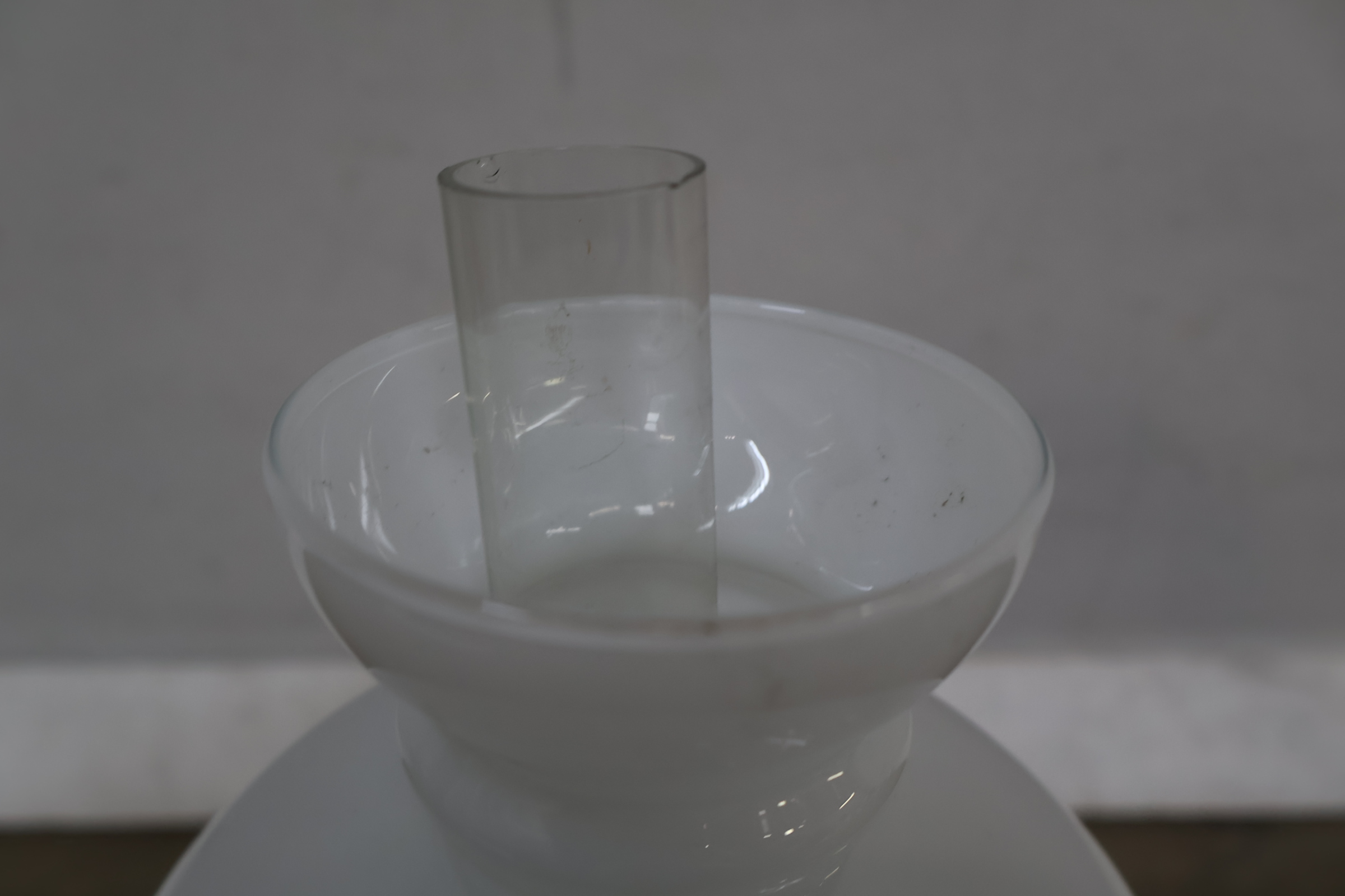 Witte olielamp met glazen kap – foto 7 – kavel bij GSD Auctions, Zoeterwoude