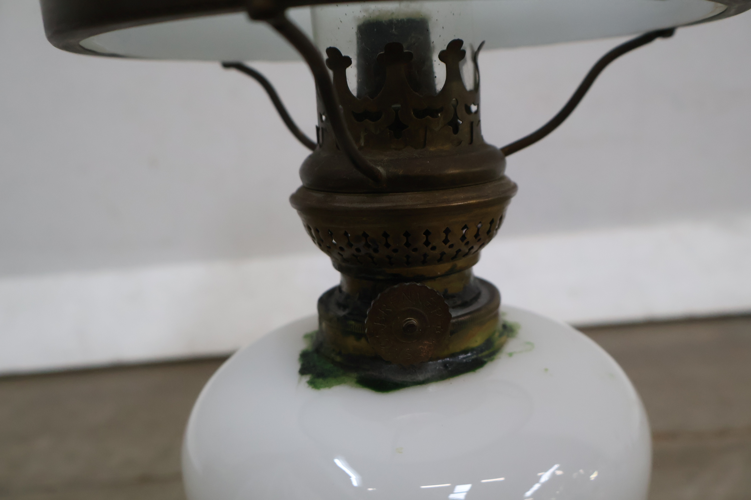 Witte olielamp met glazen kap – foto 9 – kavel bij GSD Auctions, Zoeterwoude