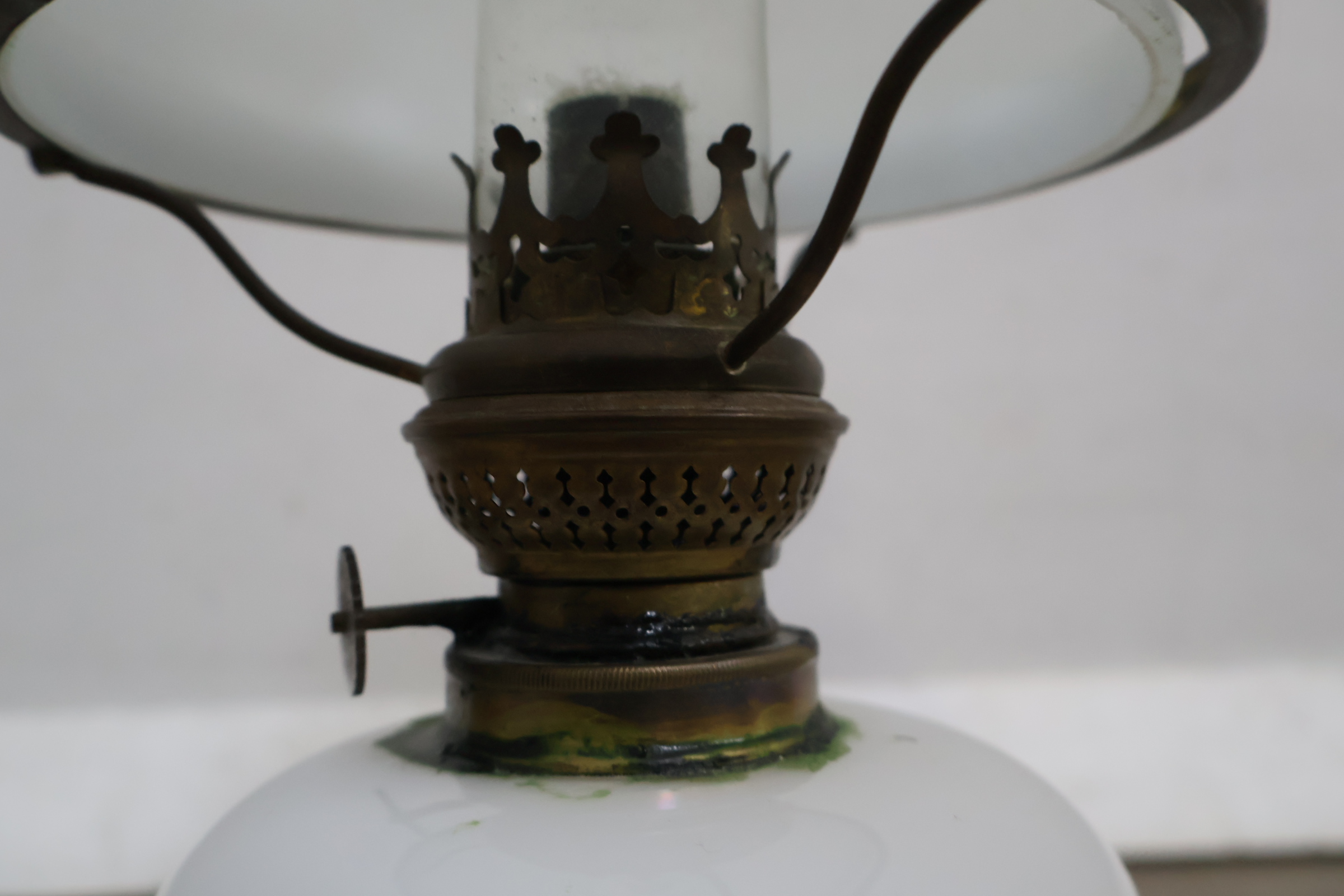 Witte olielamp met glazen kap – foto 10 – kavel bij GSD Auctions, Zoeterwoude