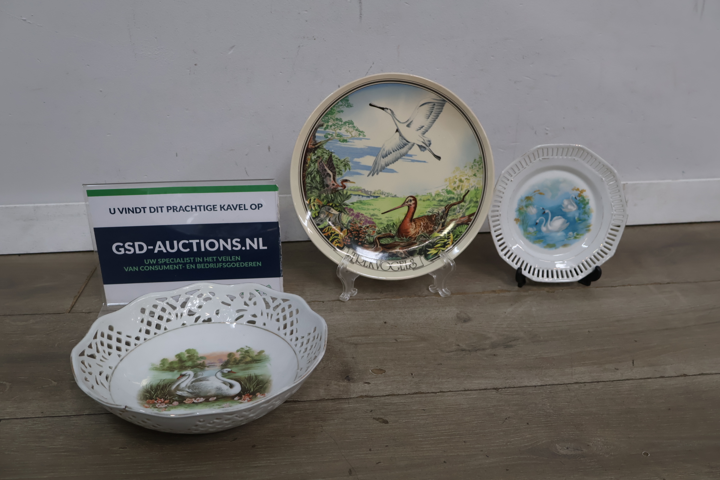 Set decoratief porseleinen servies met vogels – foto 2 – kavel bij GSD Auctions, Zoeterwoude