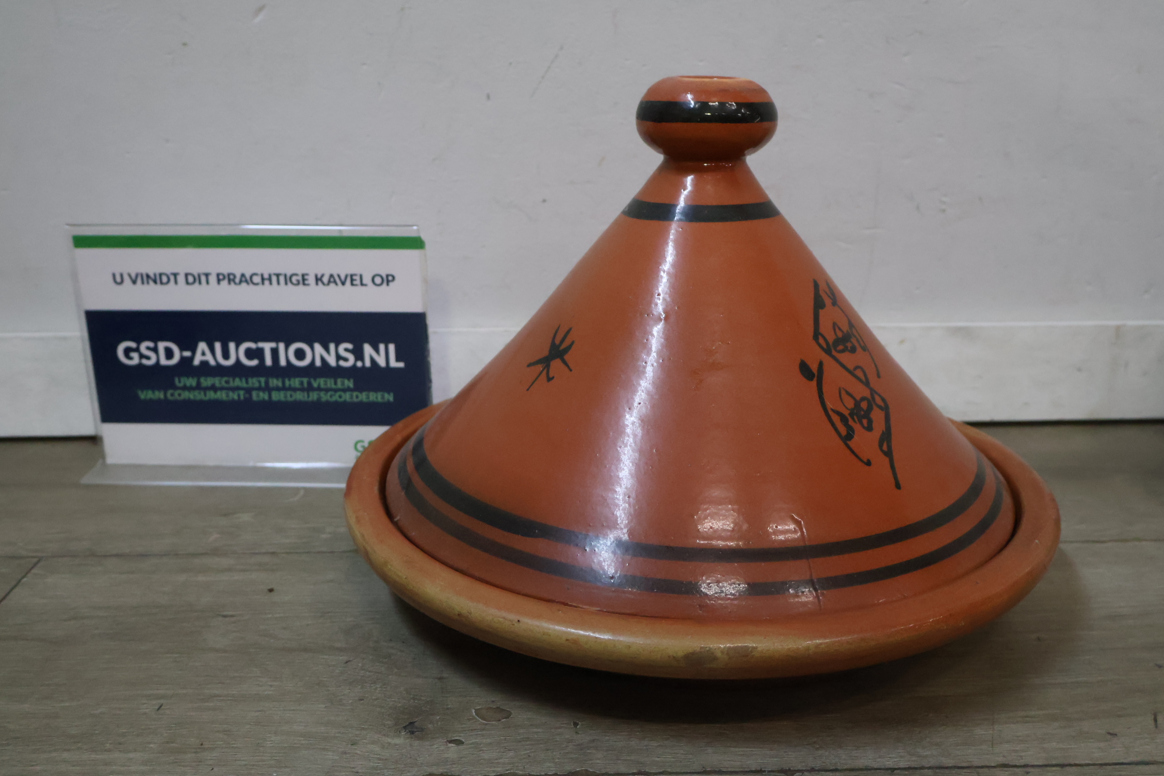 Aardewerken tajine met zwart decor – foto 2 – kavel bij GSD Auctions, Zoeterwoude