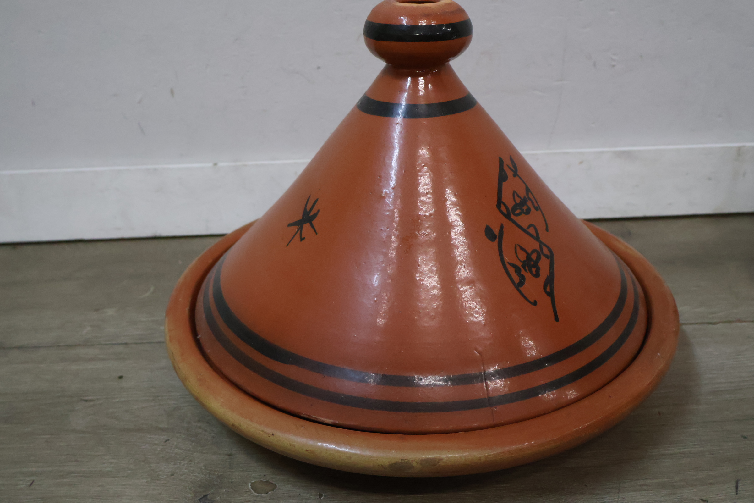 Aardewerken tajine met zwart decor – foto 3 – kavel bij GSD Auctions, Zoeterwoude