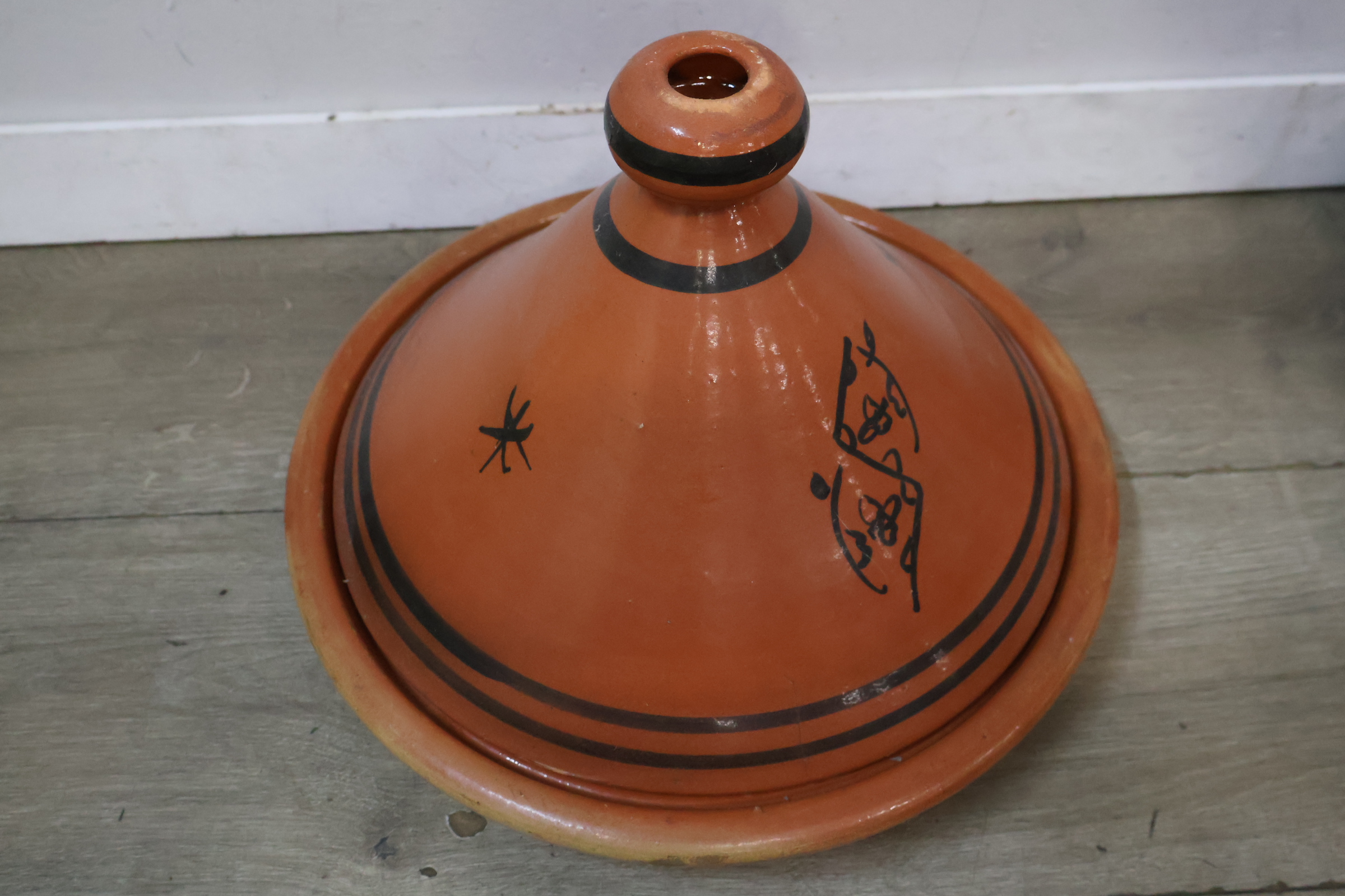 Aardewerken tajine met zwart decor – foto 4 – kavel bij GSD Auctions, Zoeterwoude